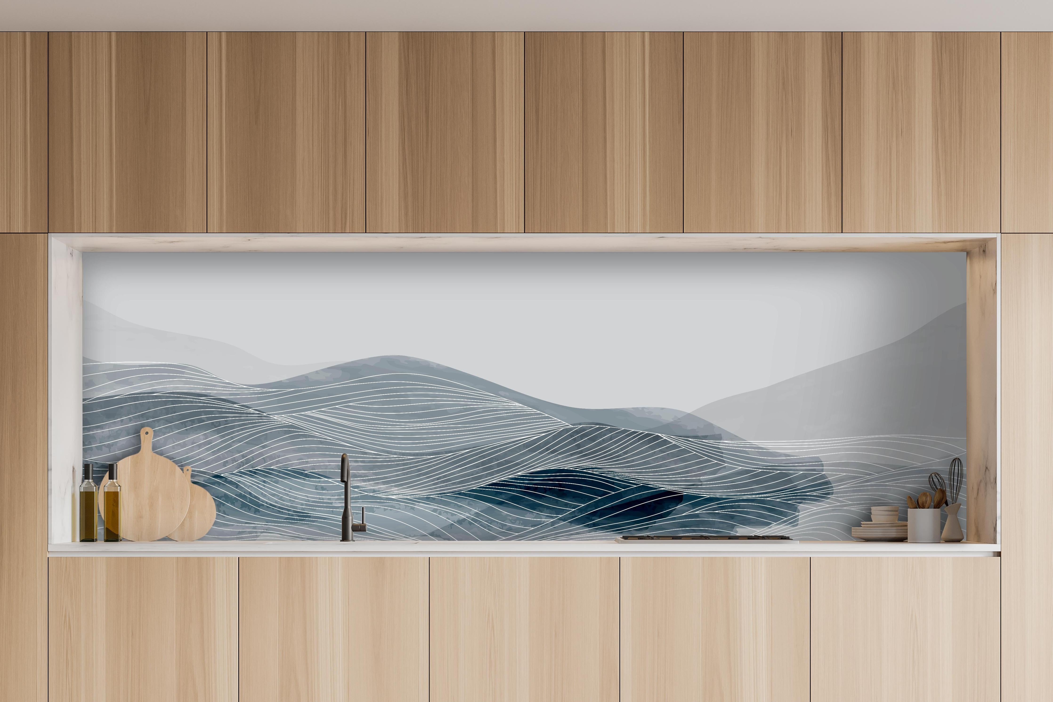 Küche - Abstrakte Linien Kunst in Grau und Weiß hinter weißen Hochglanz-Küchenregalen und schwarzem Wasserhahn