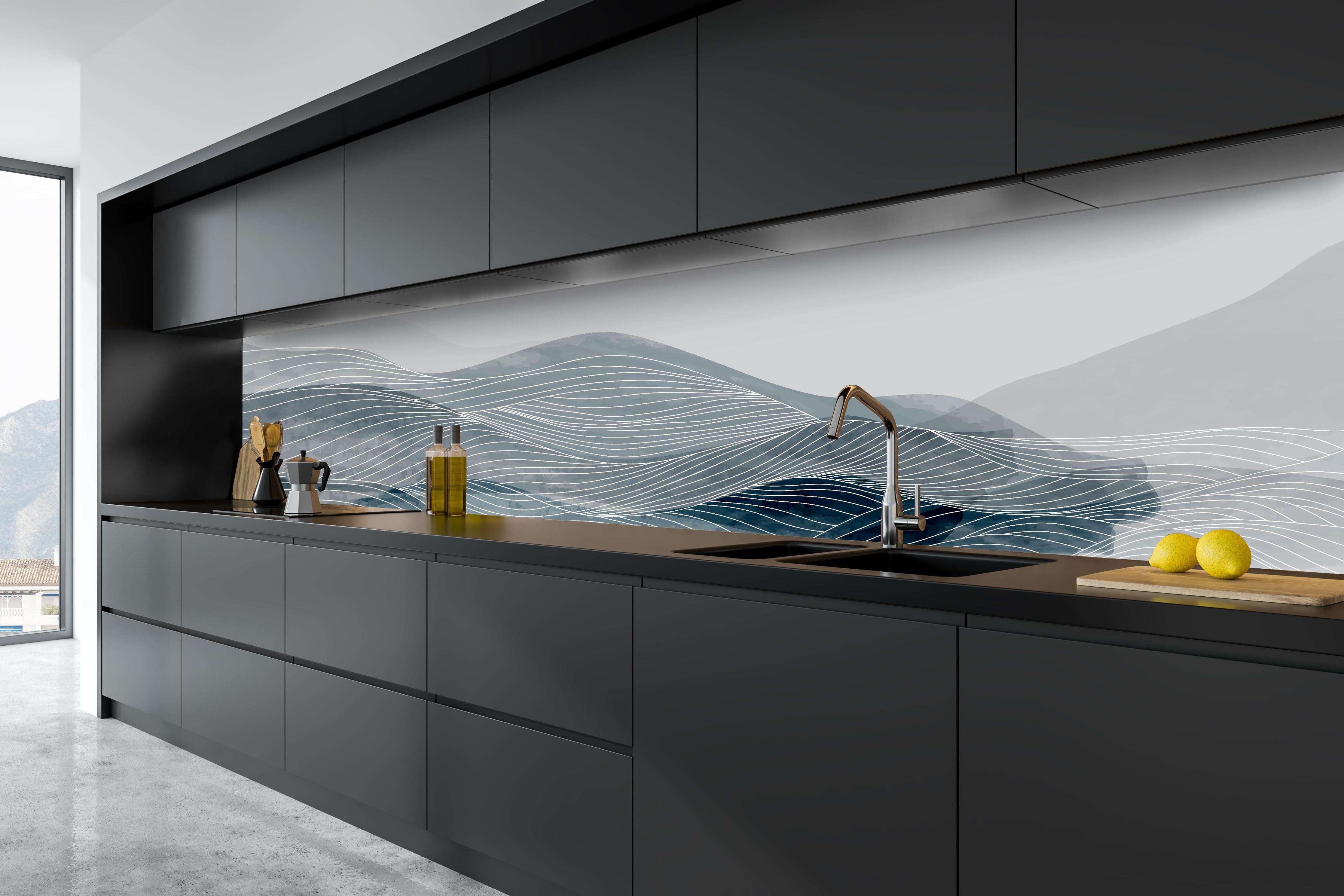 Küche - Abstrakte Linien Kunst in Grau und Weiß hinter weißen Hochglanz-Küchenregalen und schwarzem Wasserhahn