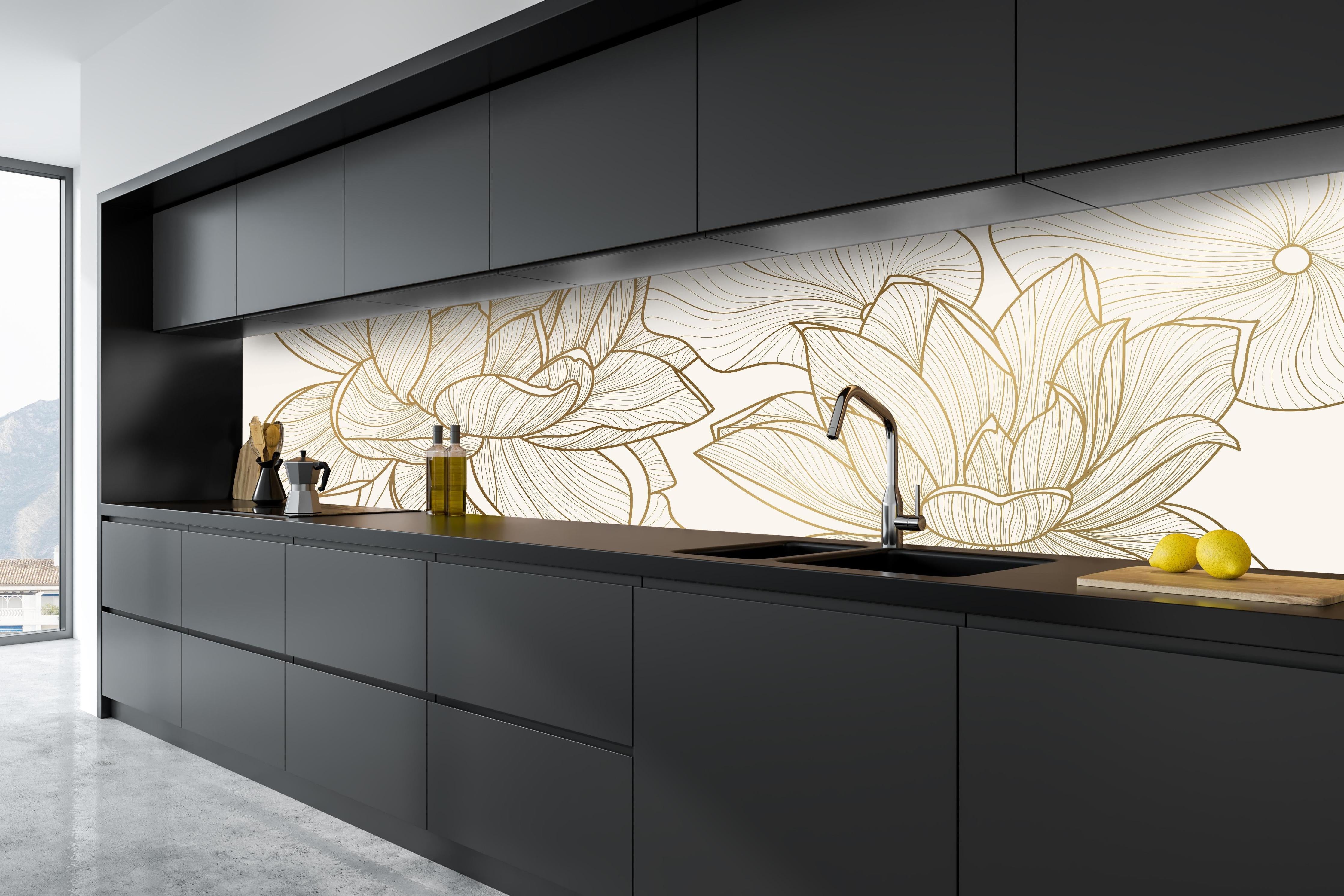 Küche - Abstrakte Linienkunst mit floralen Motiven hinter weißen Hochglanz-Küchenregalen und schwarzem Wasserhahn