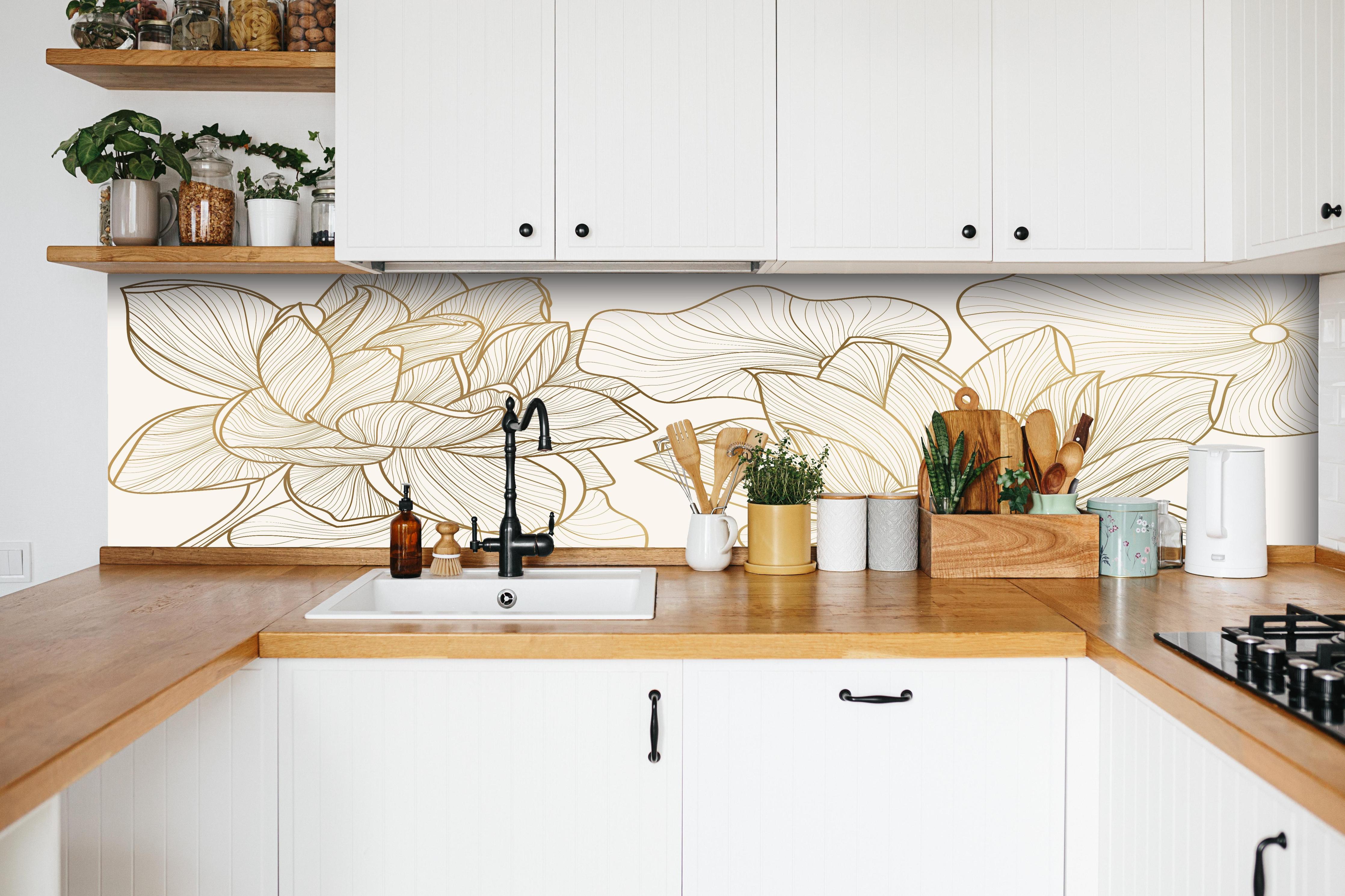 Küche - Abstrakte Linienkunst mit floralen Motiven hinter weißen Hochglanz-Küchenregalen und schwarzem Wasserhahn