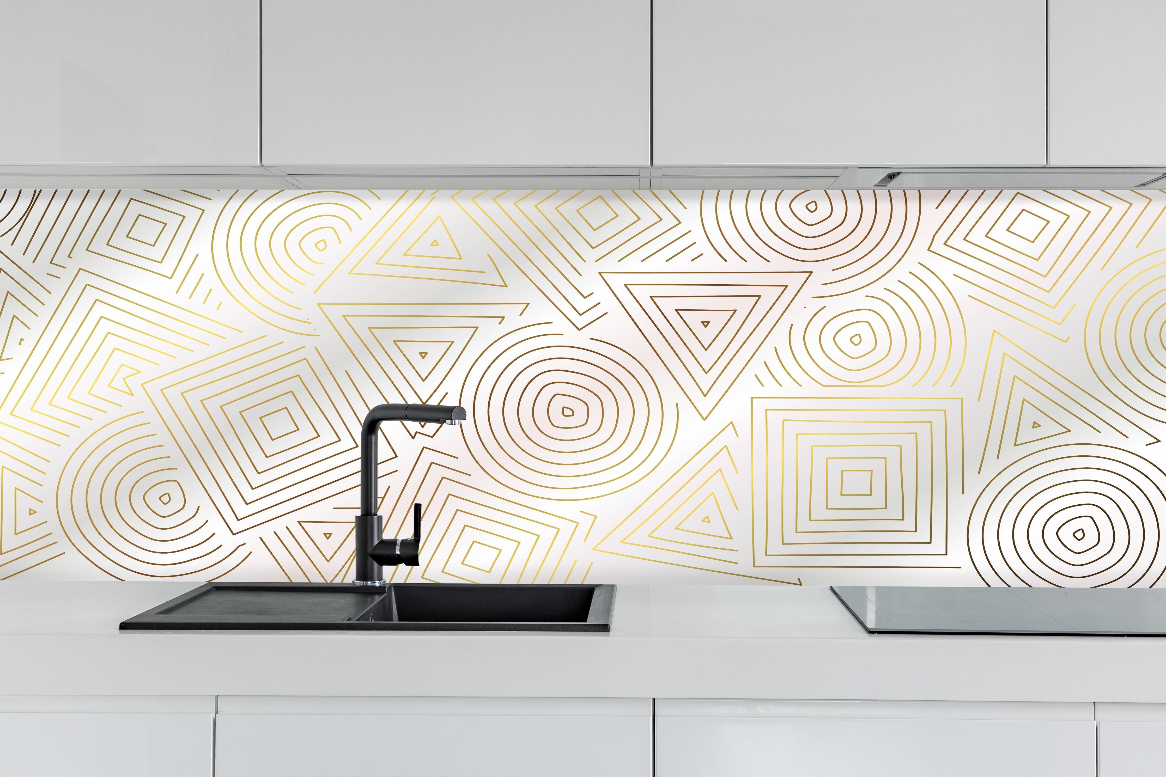 Küche - Abstrakte Linienmuster in Gold und Weiß hinter weißen Hochglanz-Küchenregalen und schwarzem Wasserhahn