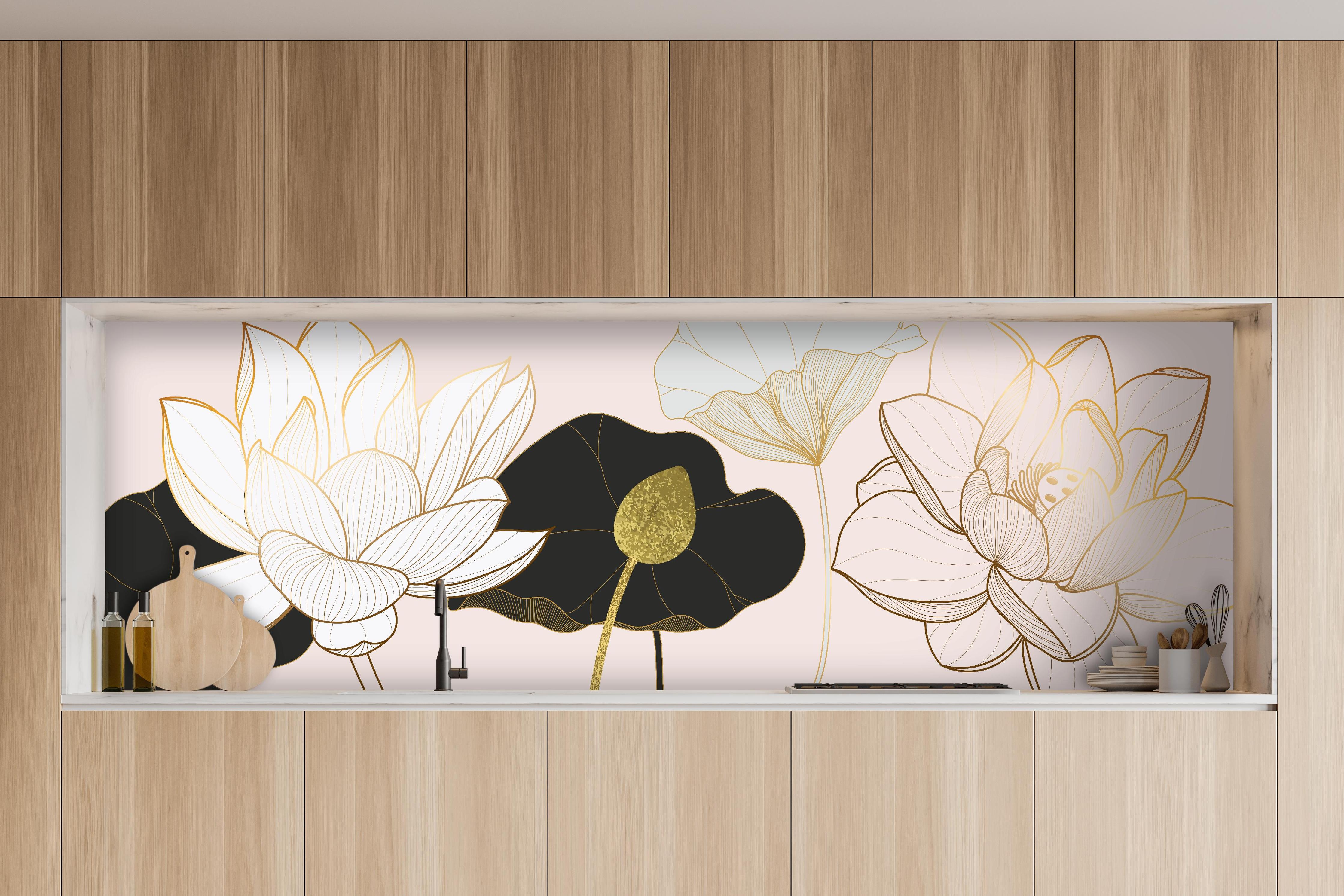 Küche - Abstrakte Lotusblüten in Gold-Schwarz-Design hinter weißen Hochglanz-Küchenregalen und schwarzem Wasserhahn