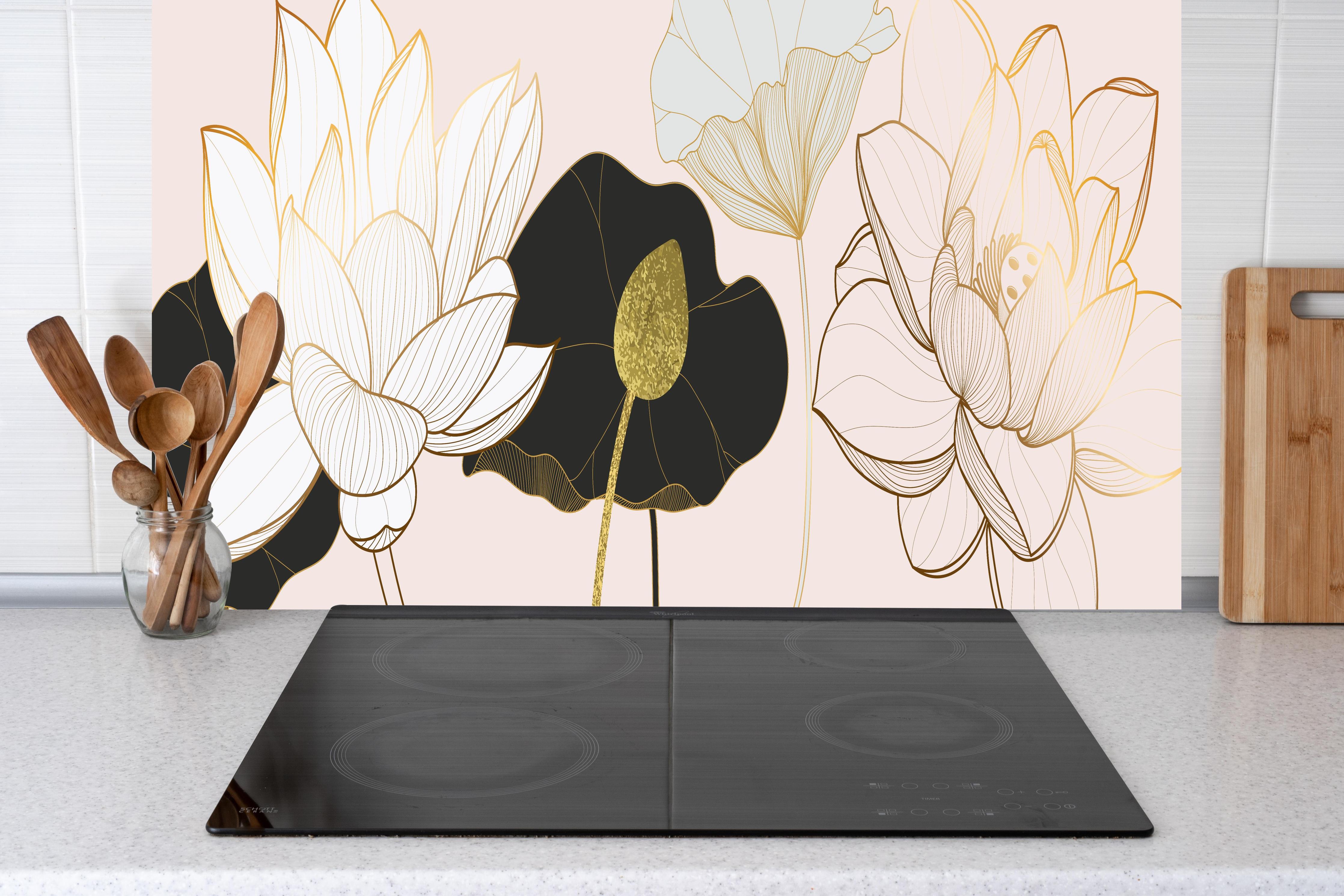 Küche - Abstrakte Lotusblüten in Gold-Schwarz-Design hinter weißen Hochglanz-Küchenregalen und schwarzem Wasserhahn