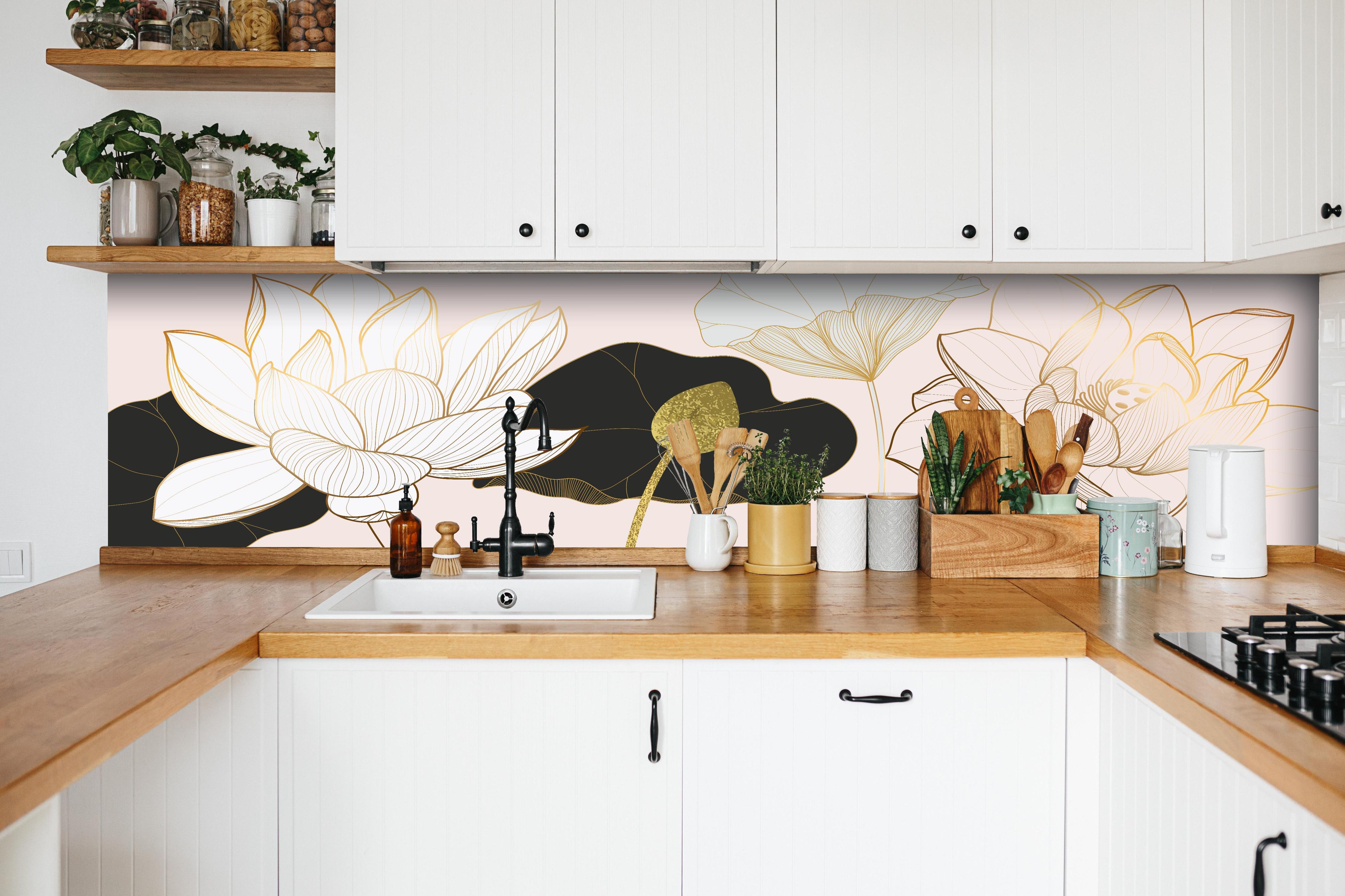 Küche - Abstrakte Lotusblüten in Gold-Schwarz-Design hinter weißen Hochglanz-Küchenregalen und schwarzem Wasserhahn