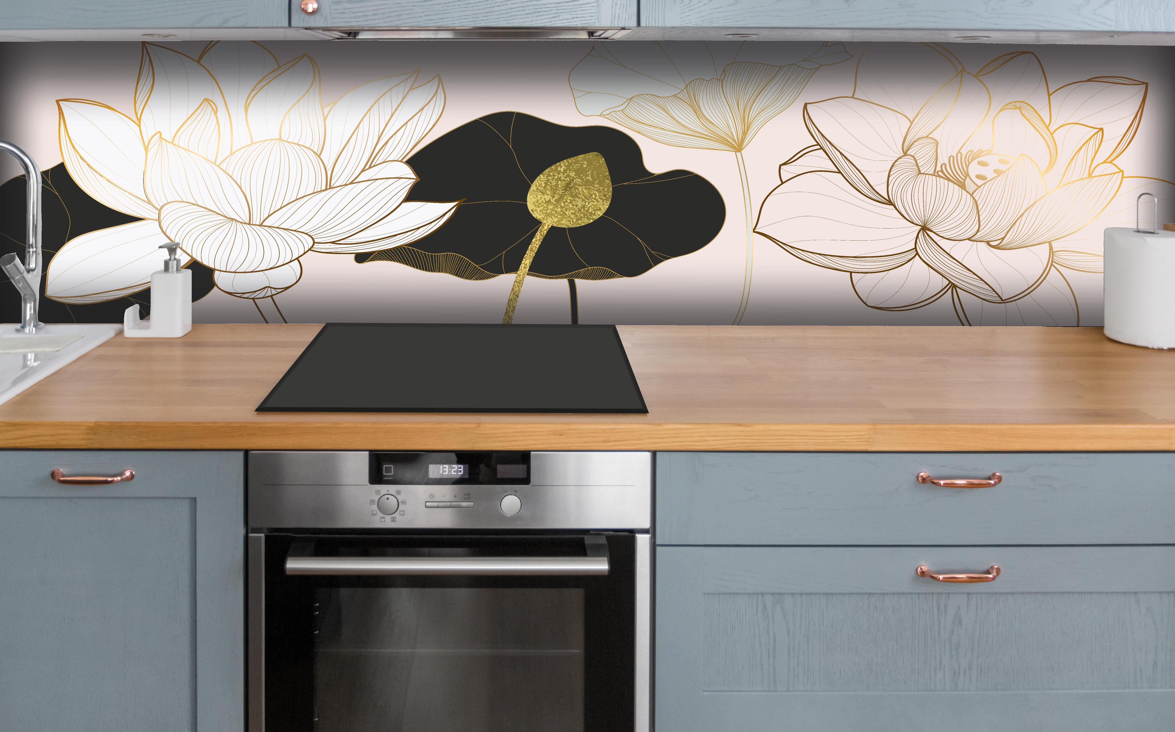 Küche - Abstrakte Lotusblüten in Gold-Schwarz-Design hinter weißen Hochglanz-Küchenregalen und schwarzem Wasserhahn