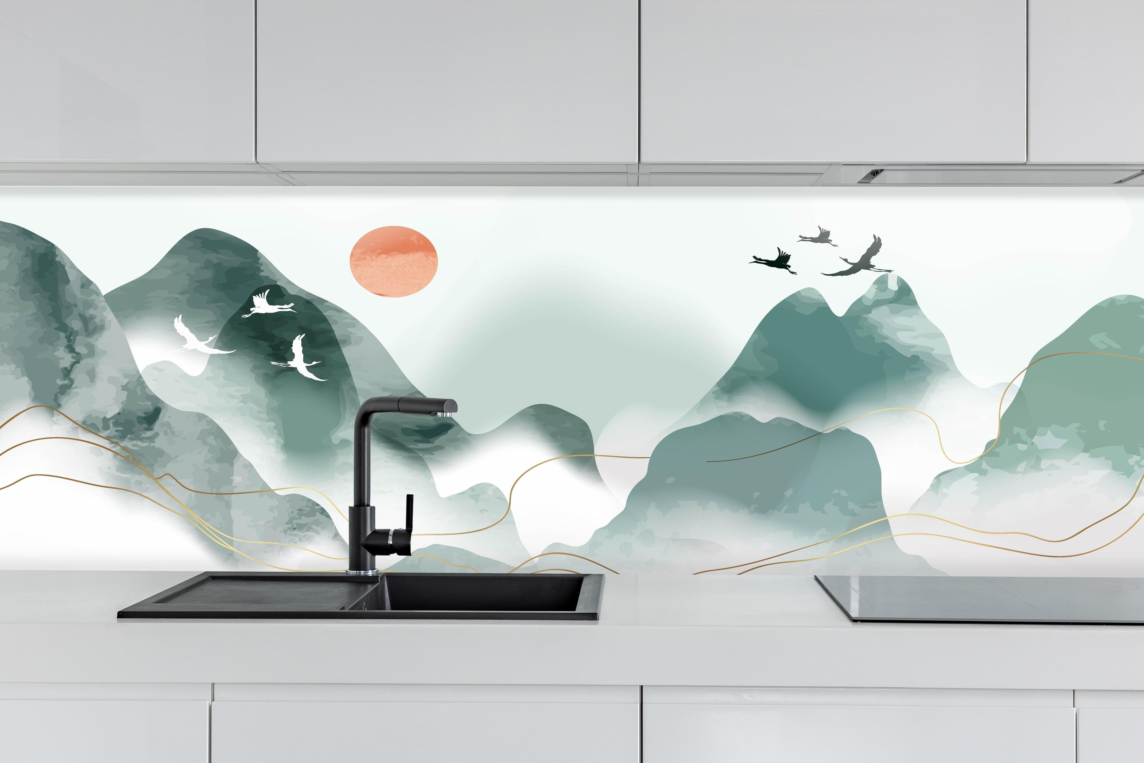 Küche - Abstrakte Pastell Berglandschaft mit Sonne hinter weißen Hochglanz-Küchenregalen und schwarzem Wasserhahn