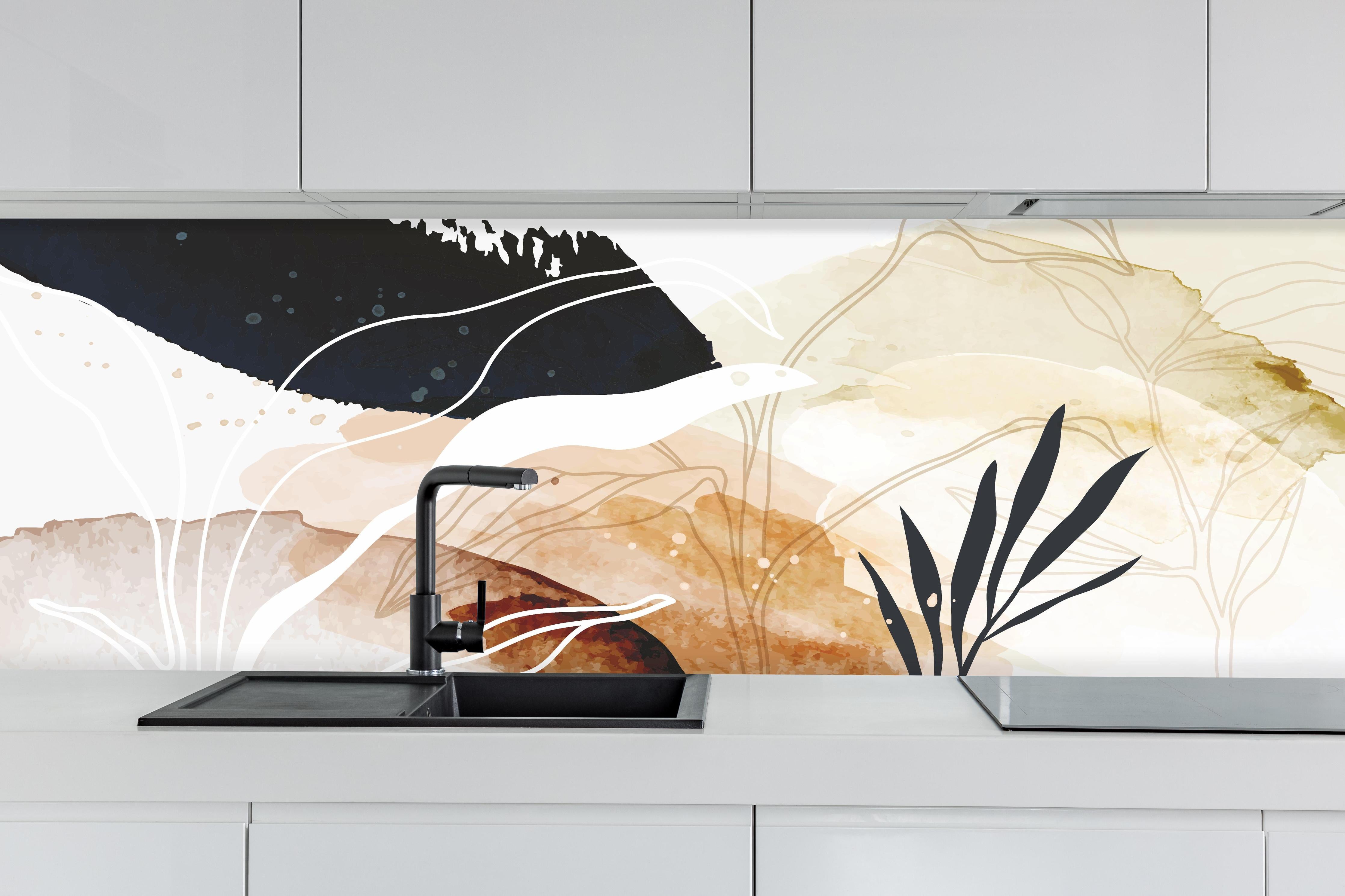 Küche - Abstrakte Pflanzen und Formen Kunst hinter weißen Hochglanz-Küchenregalen und schwarzem Wasserhahn