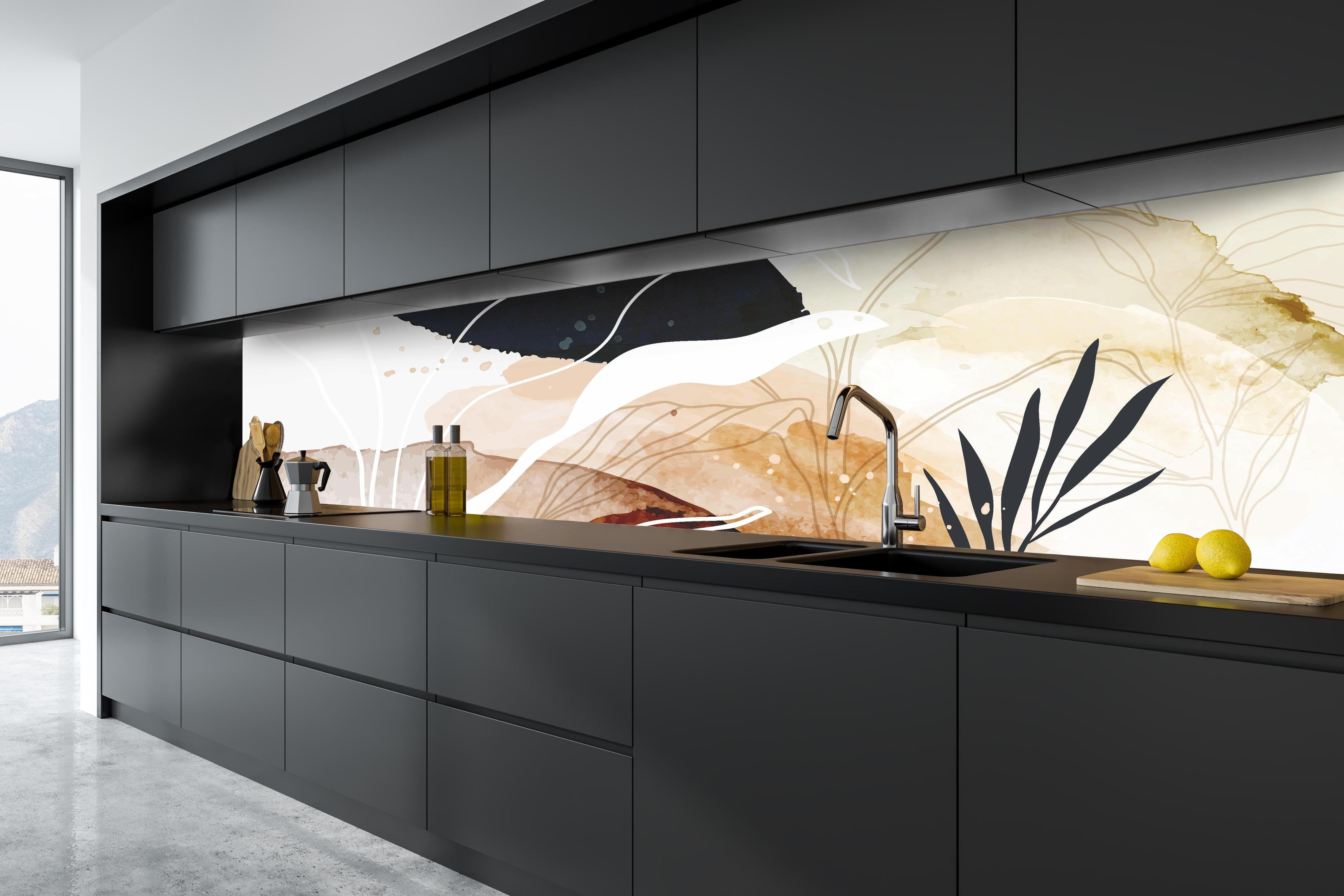 Küche - Abstrakte Pflanzen und Formen Kunst hinter weißen Hochglanz-Küchenregalen und schwarzem Wasserhahn