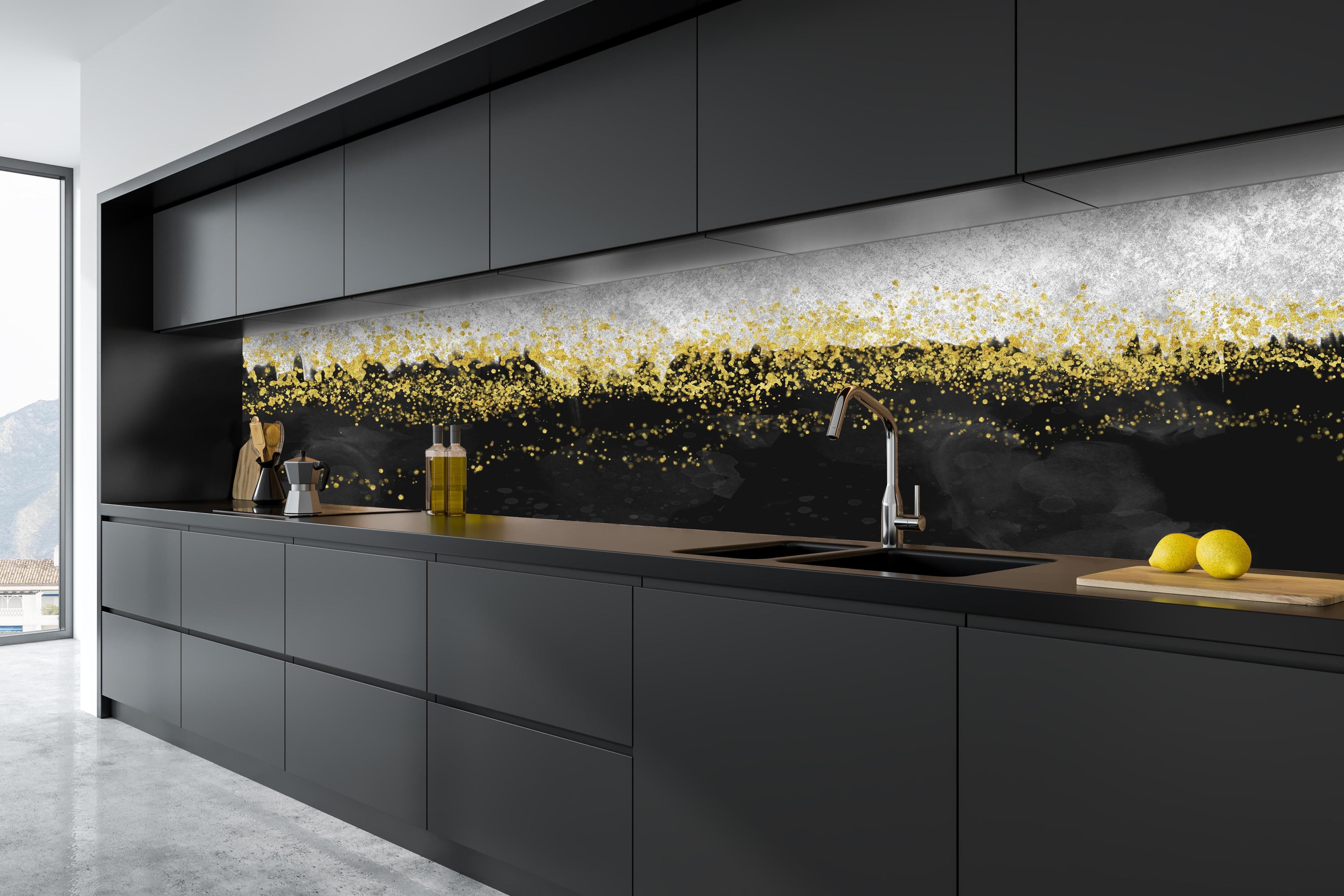 Küche - Abstrakte Resin Geode Kunst Tapete hinter weißen Hochglanz-Küchenregalen und schwarzem Wasserhahn