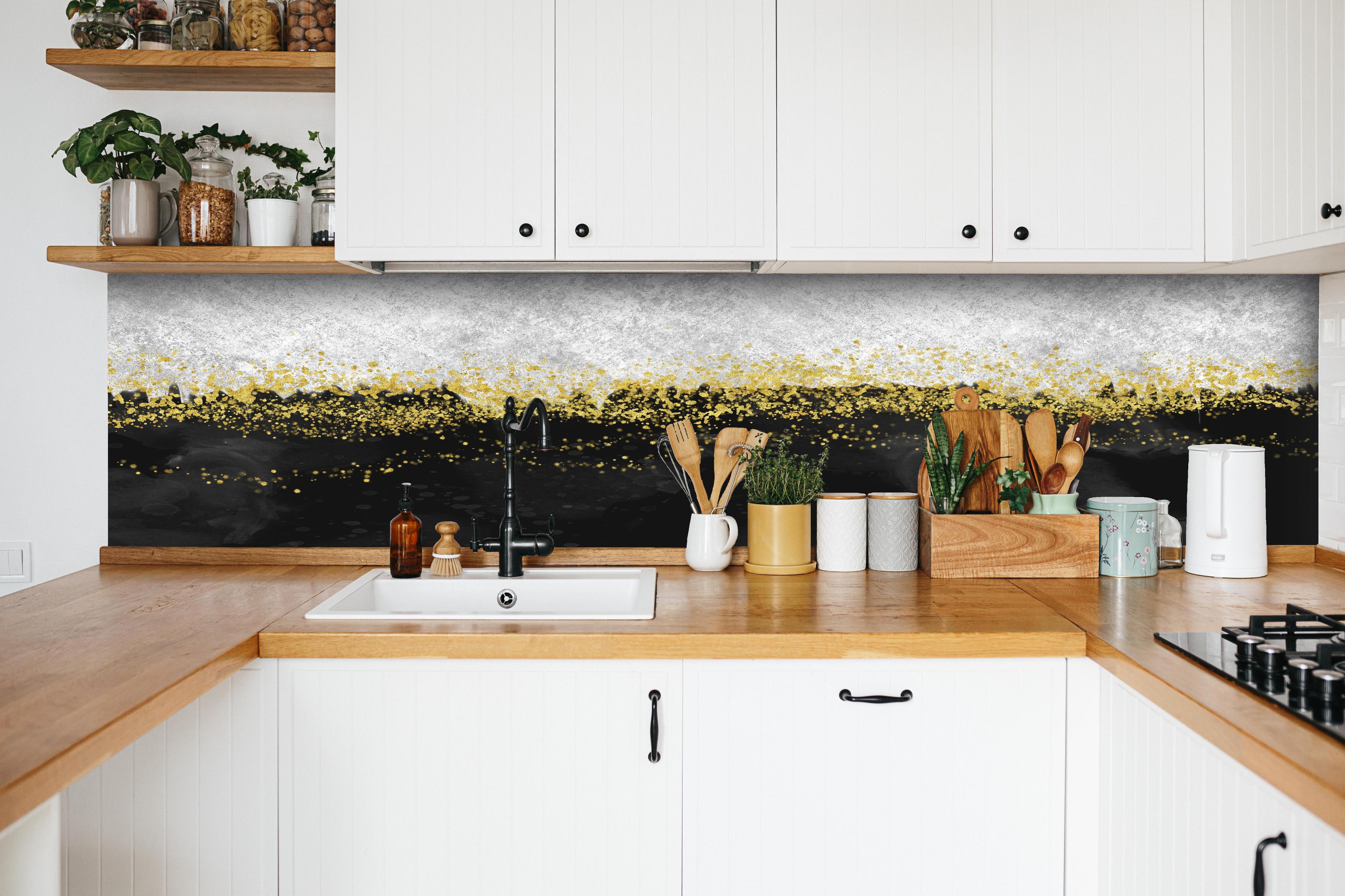 Küche - Abstrakte Resin Geode Kunst Tapete hinter weißen Hochglanz-Küchenregalen und schwarzem Wasserhahn