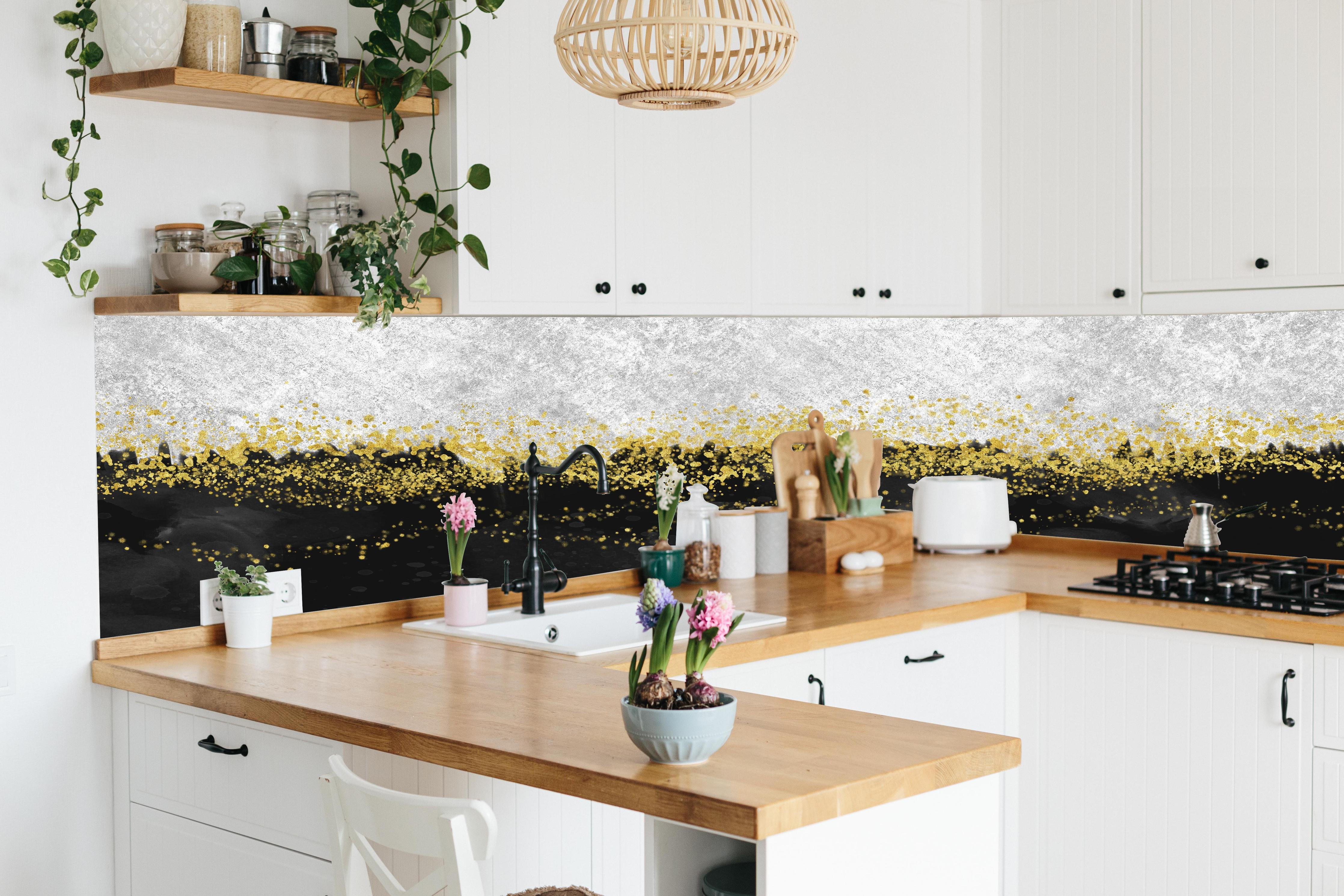 Küche - Abstrakte Resin Geode Kunst Tapete hinter weißen Hochglanz-Küchenregalen und schwarzem Wasserhahn