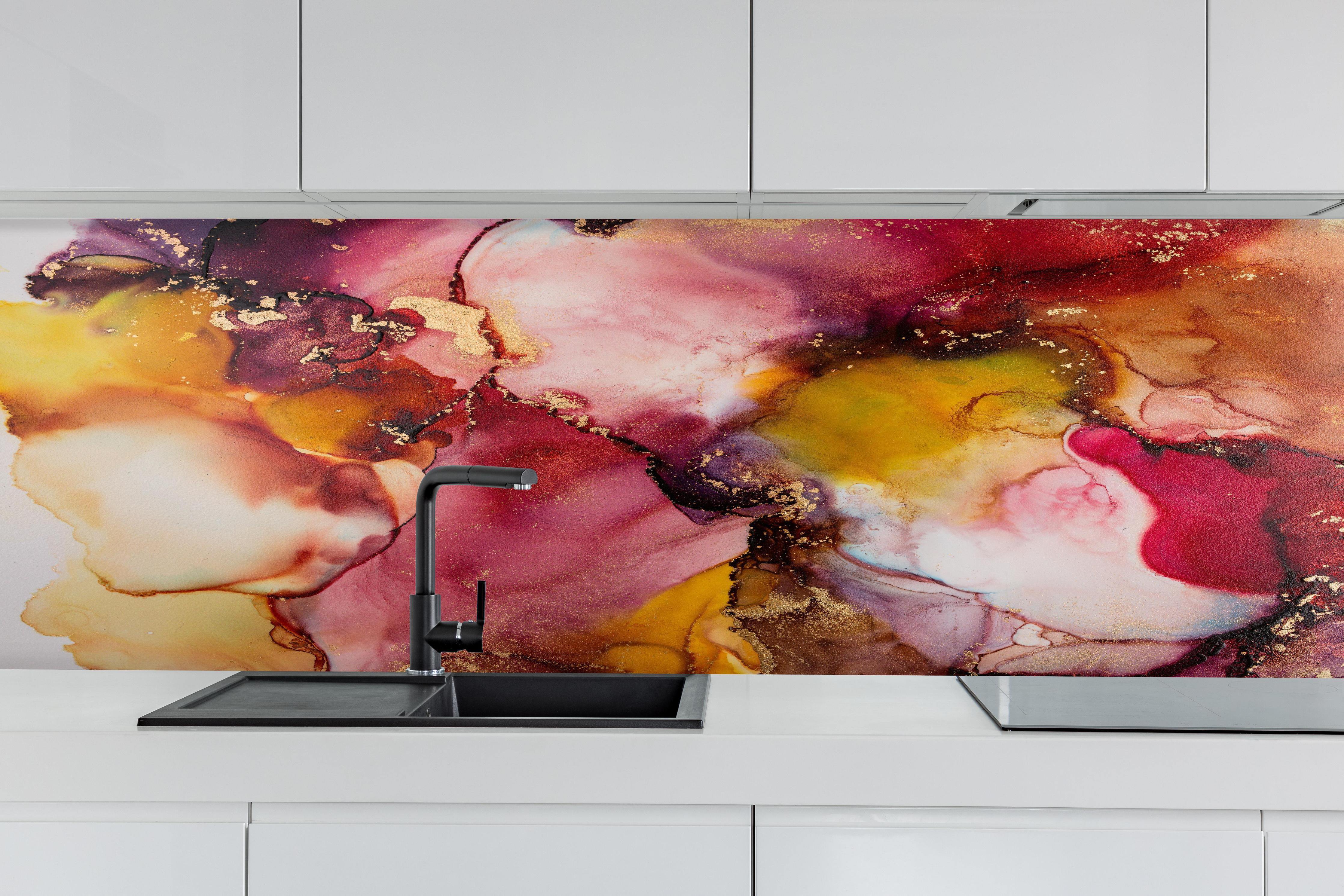 Küche - Abstrakte Tintentextur - Flüssigkunst hinter weißen Hochglanz-Küchenregalen und schwarzem Wasserhahn