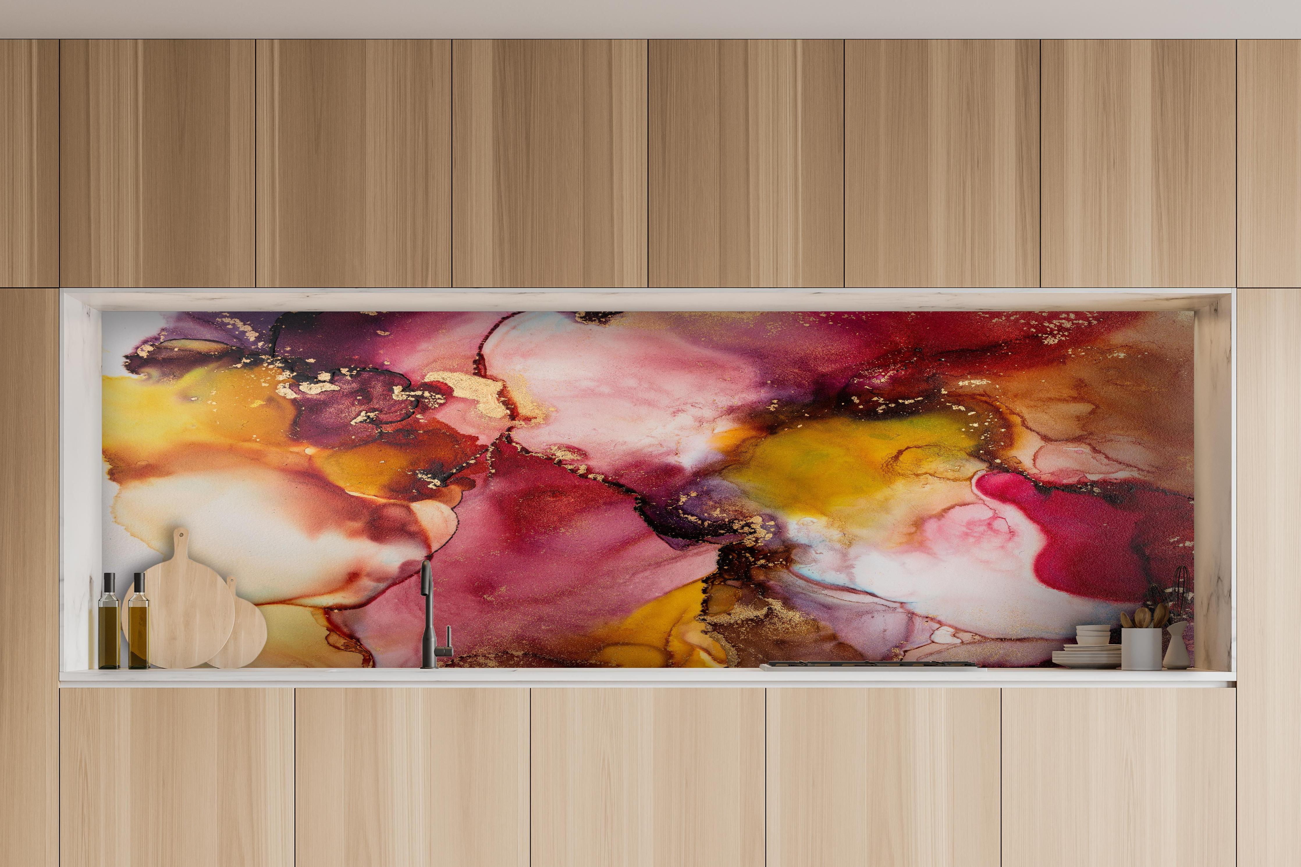 Küche - Abstrakte Tintentextur - Flüssigkunst hinter weißen Hochglanz-Küchenregalen und schwarzem Wasserhahn