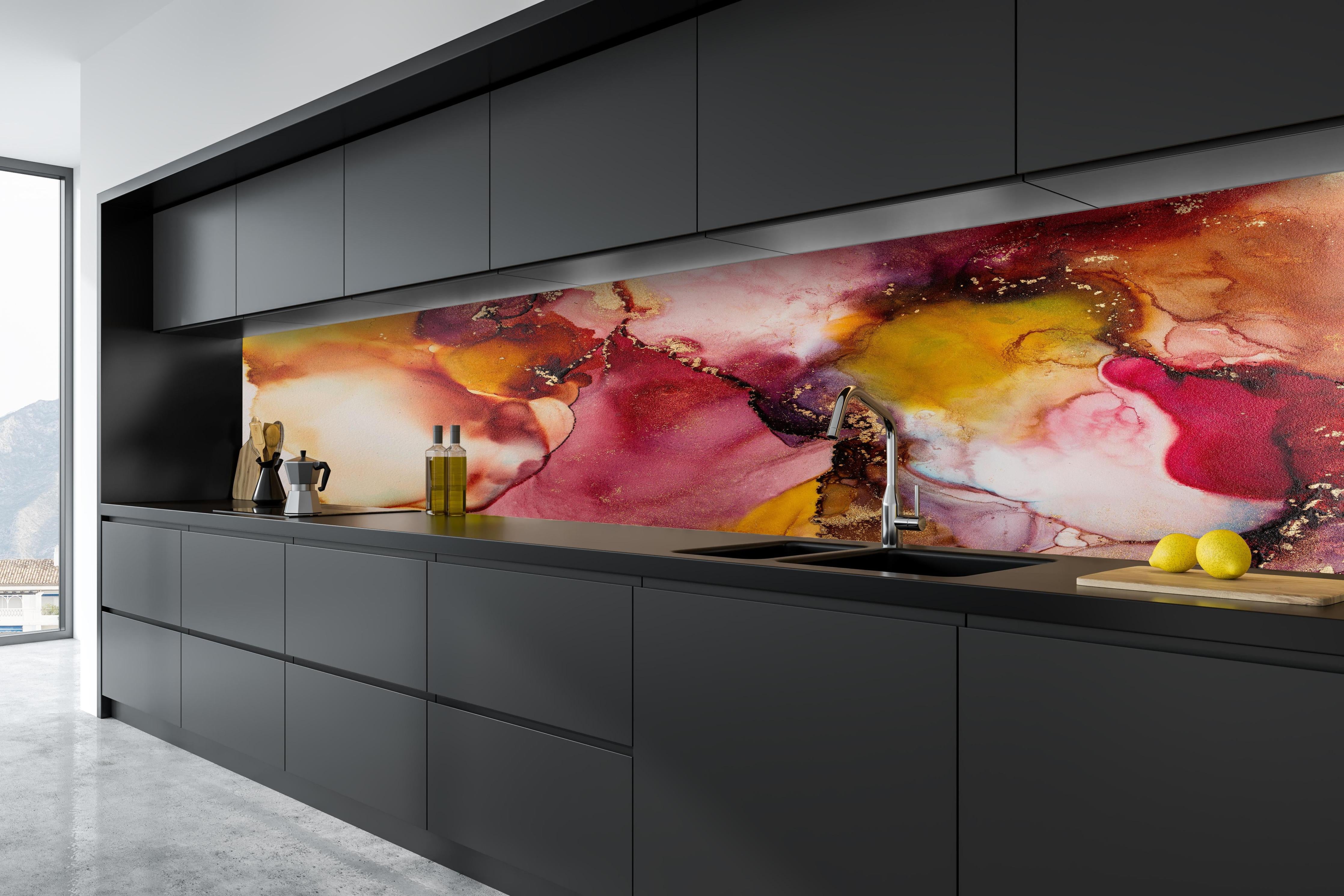 Küche - Abstrakte Tintentextur - Flüssigkunst hinter weißen Hochglanz-Küchenregalen und schwarzem Wasserhahn