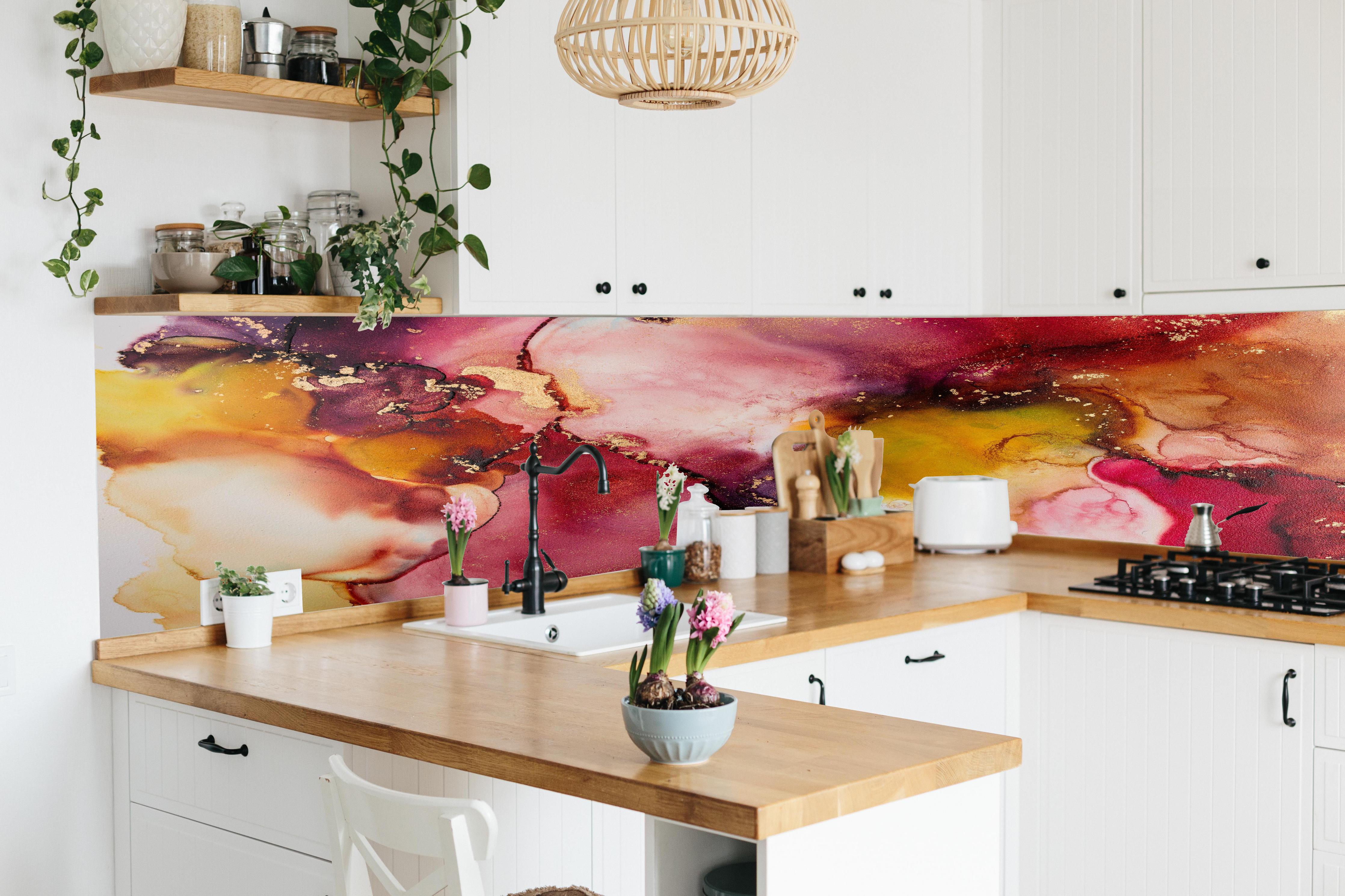 Küche - Abstrakte Tintentextur - Flüssigkunst hinter weißen Hochglanz-Küchenregalen und schwarzem Wasserhahn