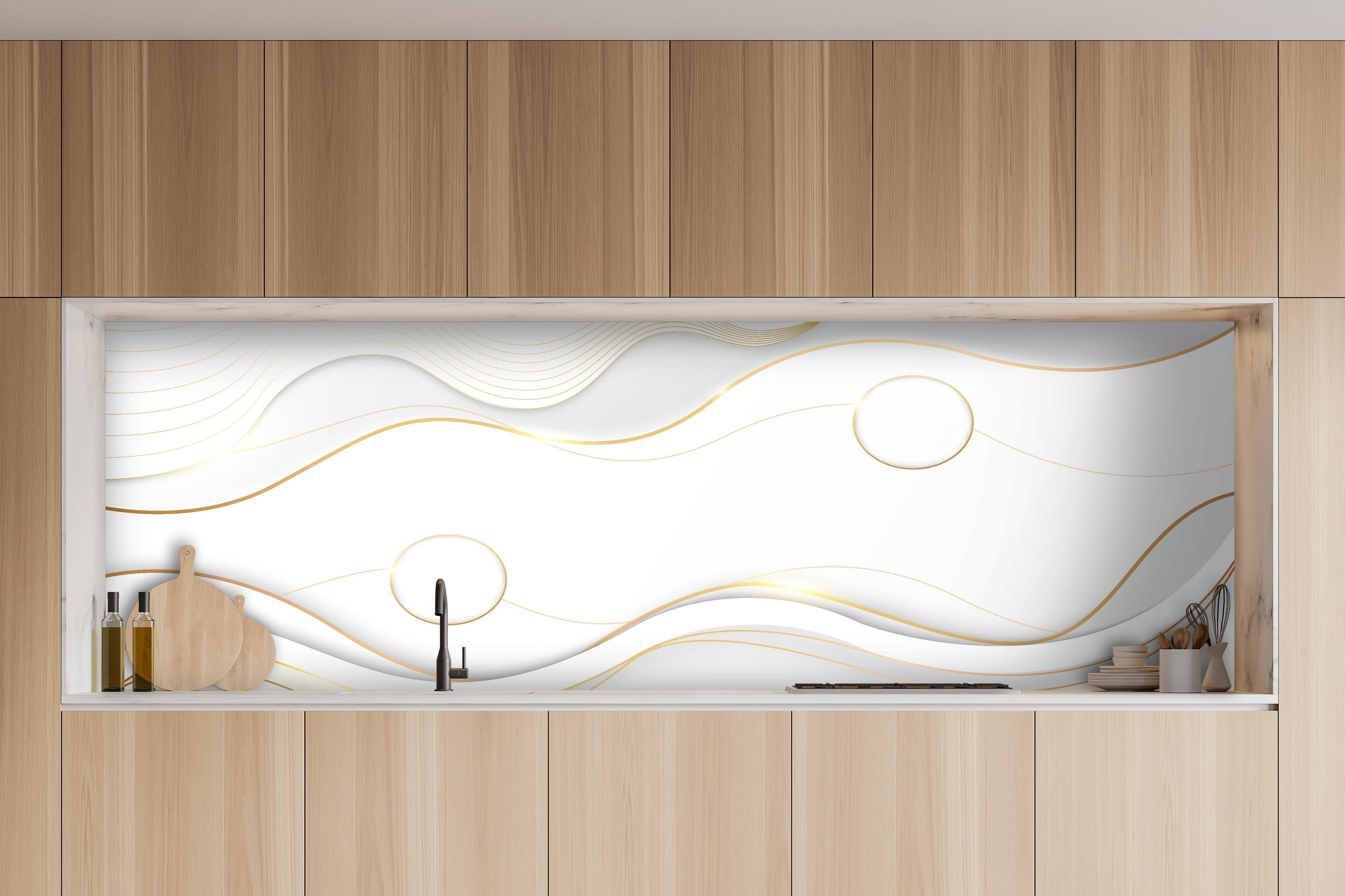 Küche - Abstrakte Weiß-Gold Wellen Designgrafik hinter weißen Hochglanz-Küchenregalen und schwarzem Wasserhahn
