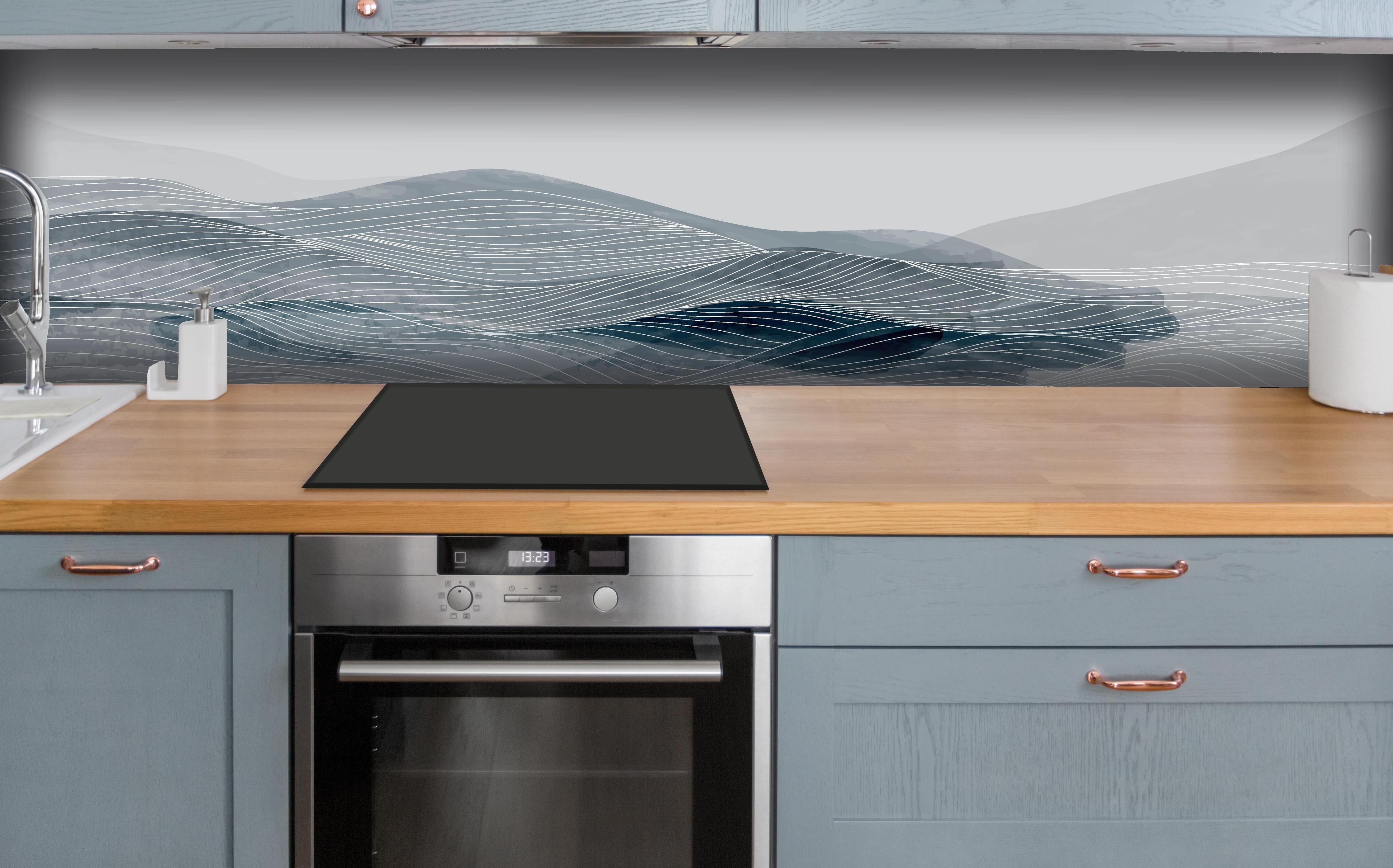 Küche - Abstrakte Wellen in Grau und Weiß hinter weißen Hochglanz-Küchenregalen und schwarzem Wasserhahn