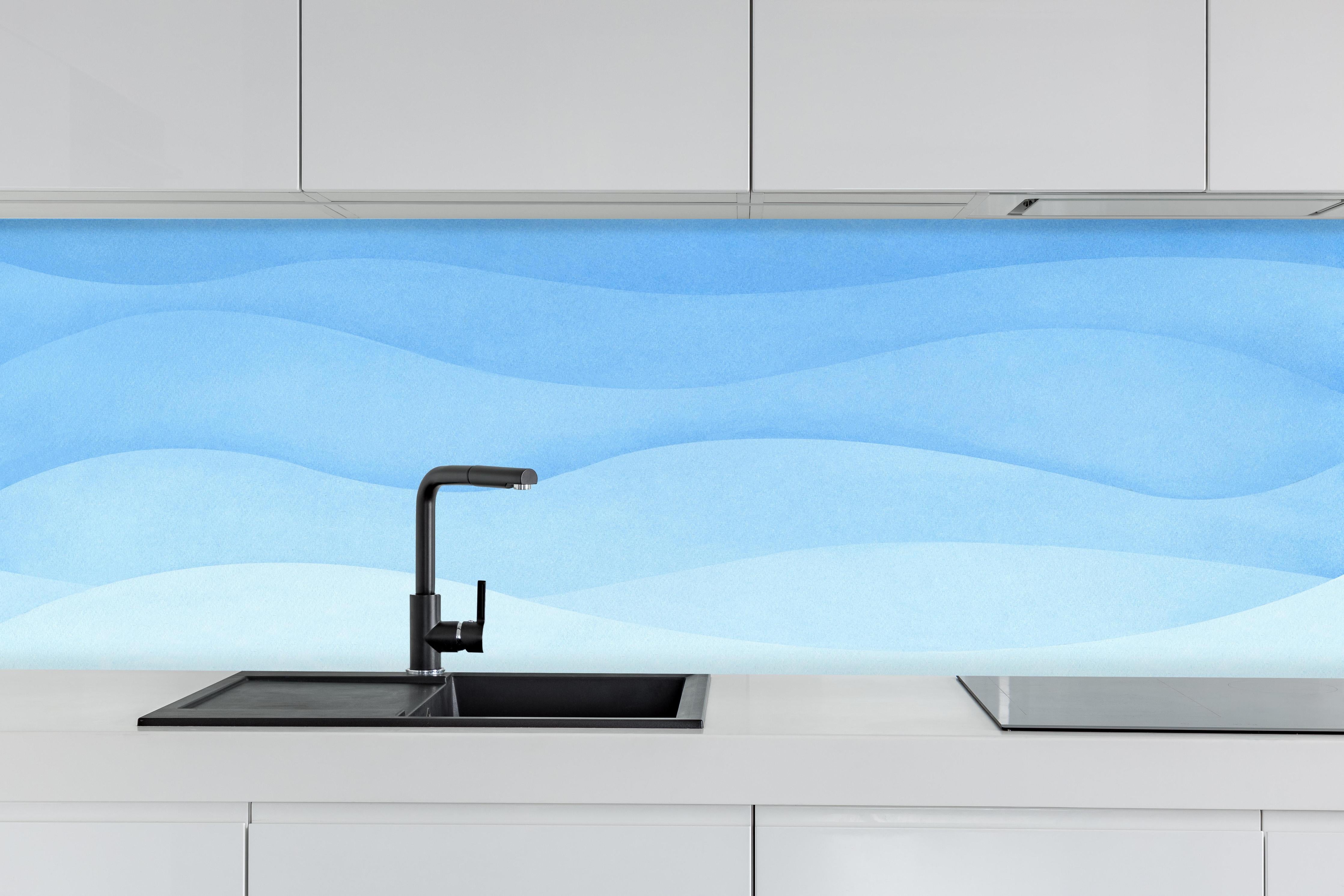 Küche - Abstrakte blaue Wellenstruktur mit sanften Übergängen hinter weißen Hochglanz-Küchenregalen und schwarzem Wasserhahn