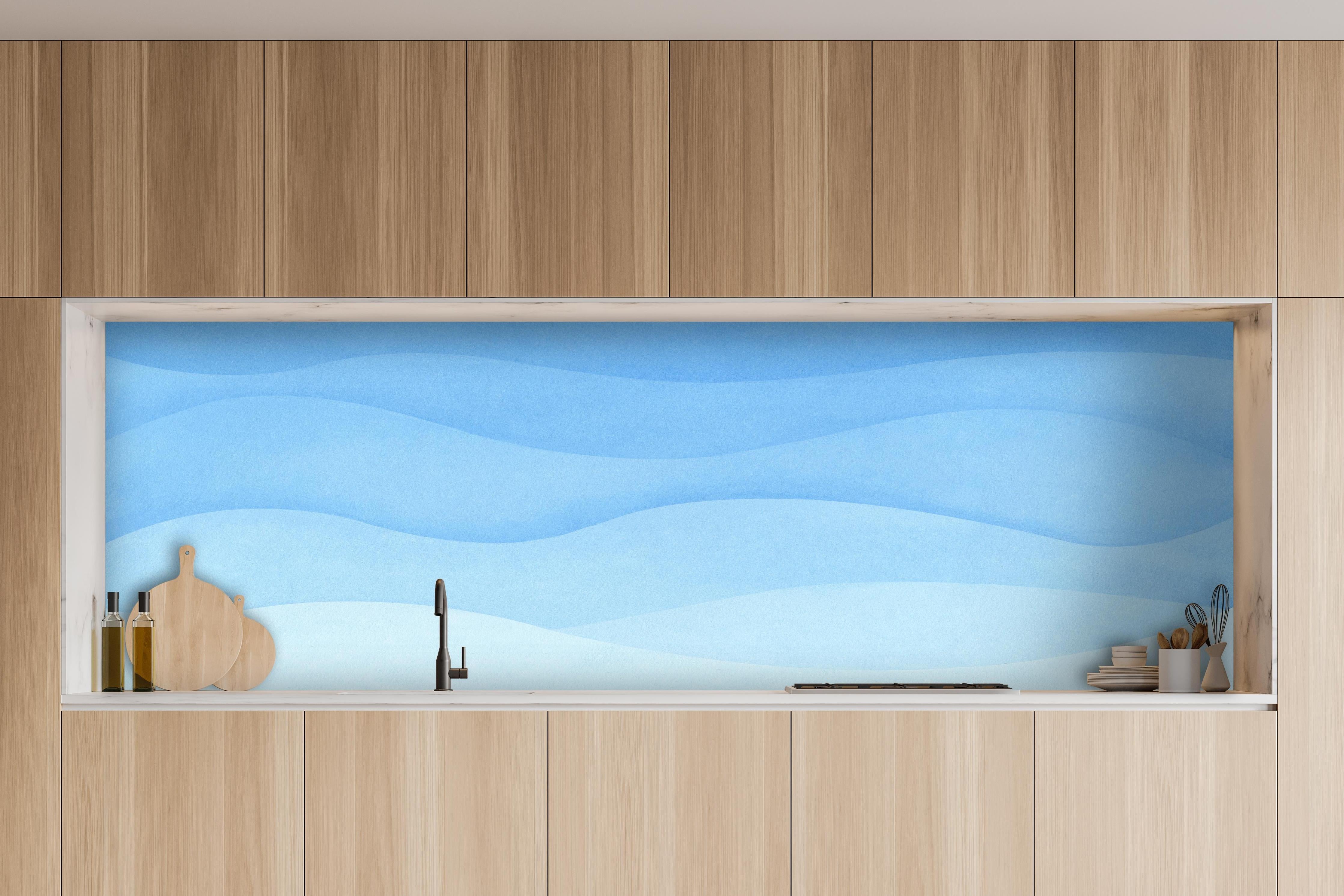 Küche - Abstrakte blaue Wellenstruktur mit sanften Übergängen hinter weißen Hochglanz-Küchenregalen und schwarzem Wasserhahn