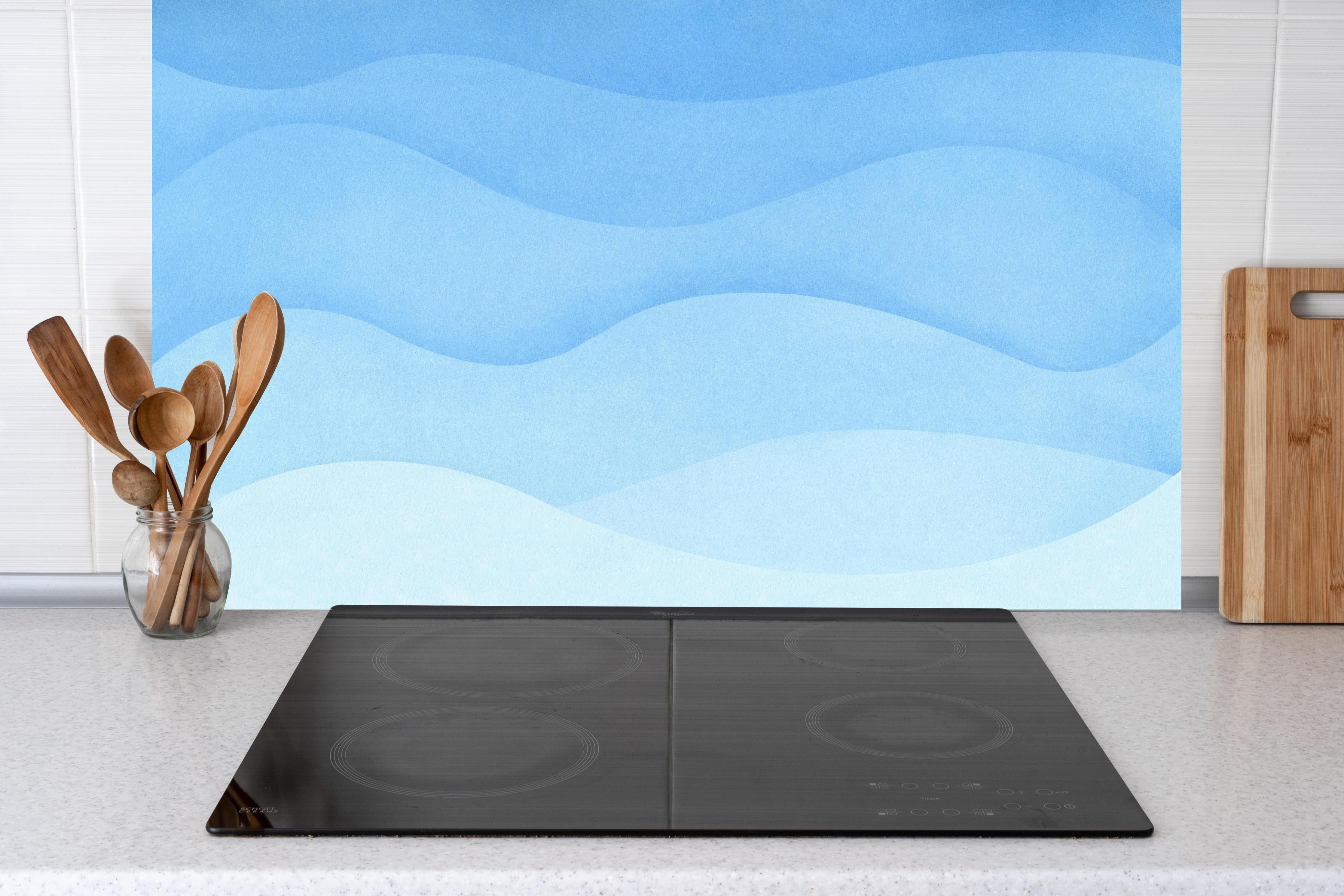 Küche - Abstrakte blaue Wellenstruktur mit sanften Übergängen hinter weißen Hochglanz-Küchenregalen und schwarzem Wasserhahn