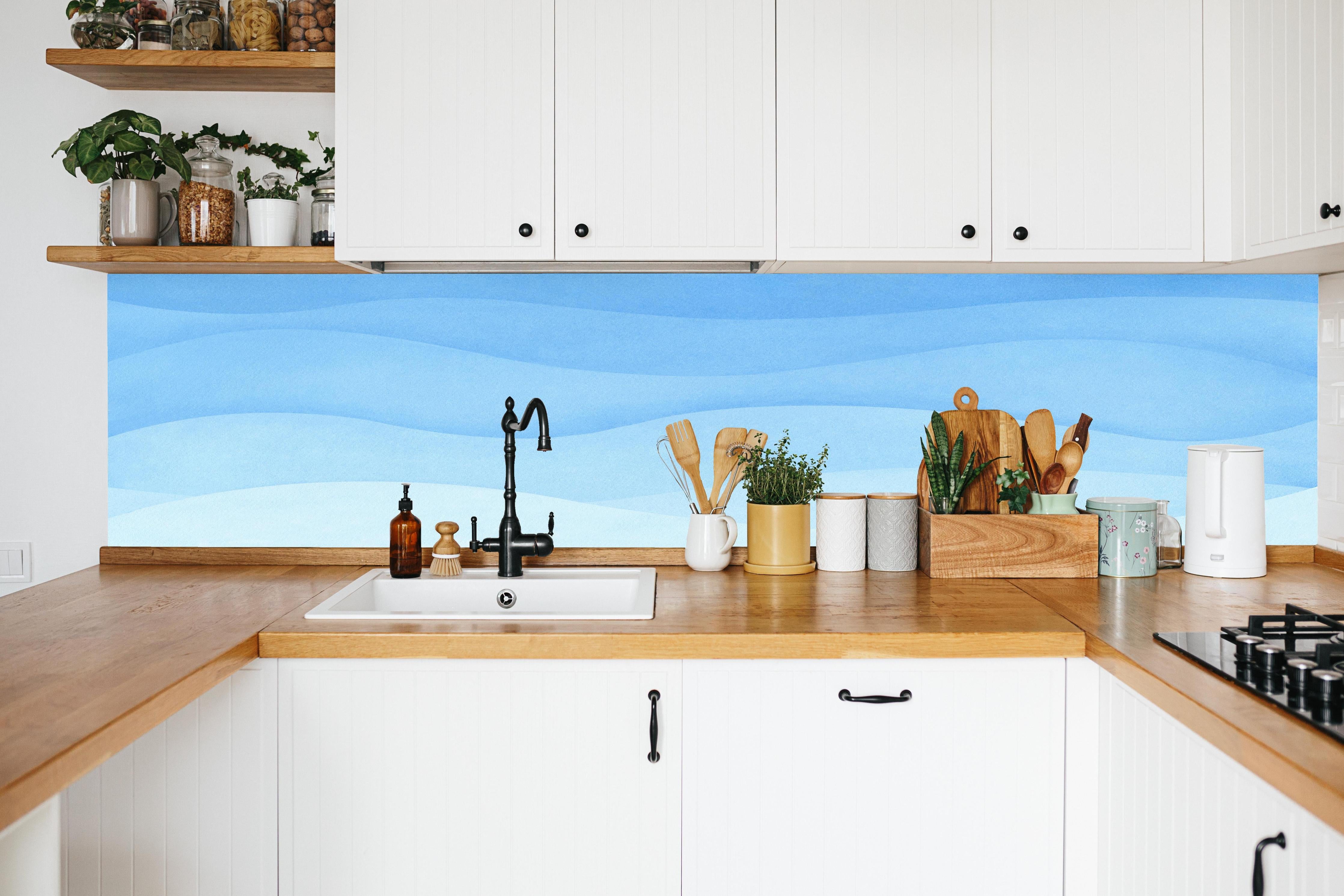 Küche - Abstrakte blaue Wellenstruktur mit sanften Übergängen hinter weißen Hochglanz-Küchenregalen und schwarzem Wasserhahn