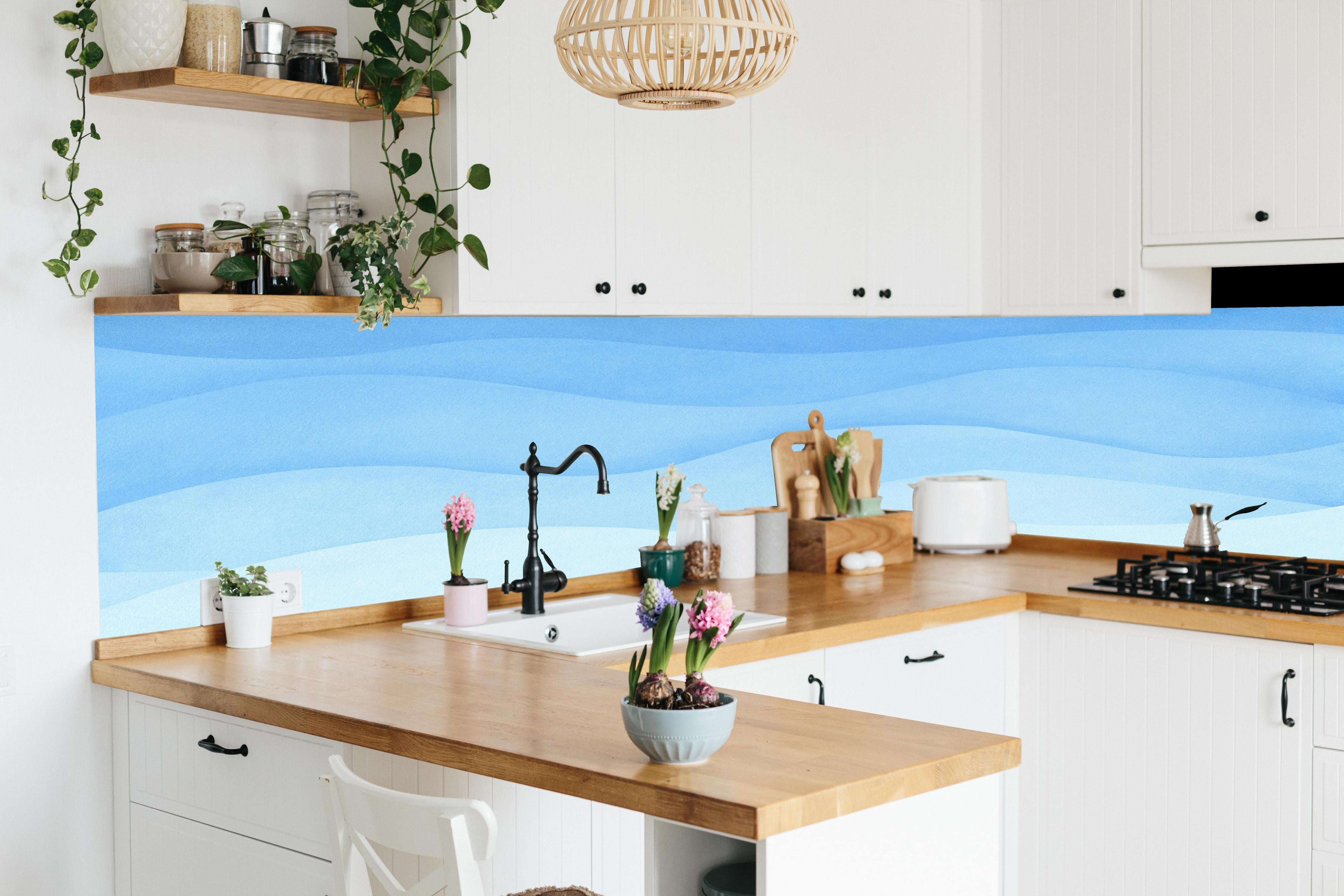 Küche - Abstrakte blaue Wellenstruktur mit sanften Übergängen hinter weißen Hochglanz-Küchenregalen und schwarzem Wasserhahn