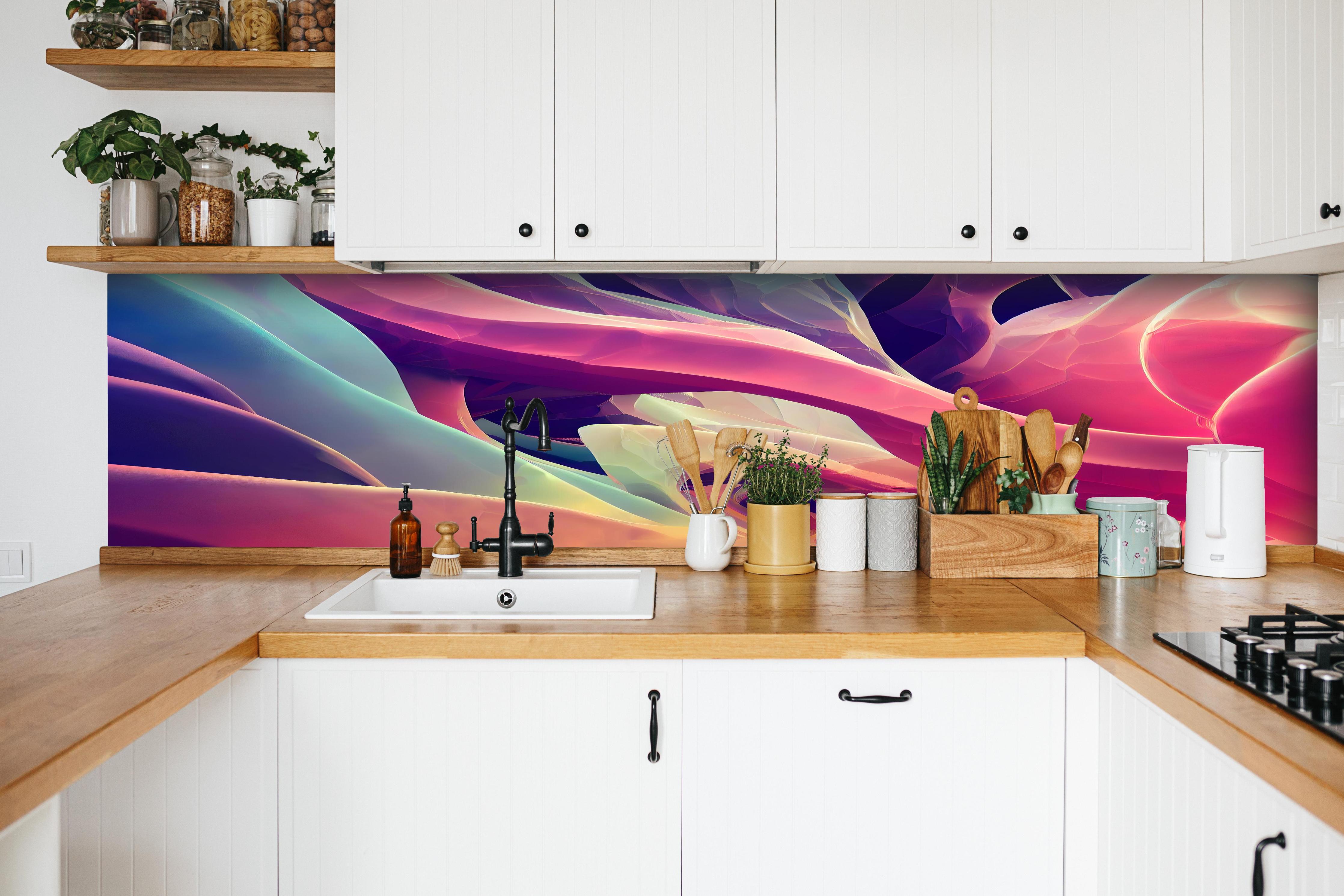 Küche - Abstrakte bunte Wellen hinter weißen Hochglanz-Küchenregalen und schwarzem Wasserhahn