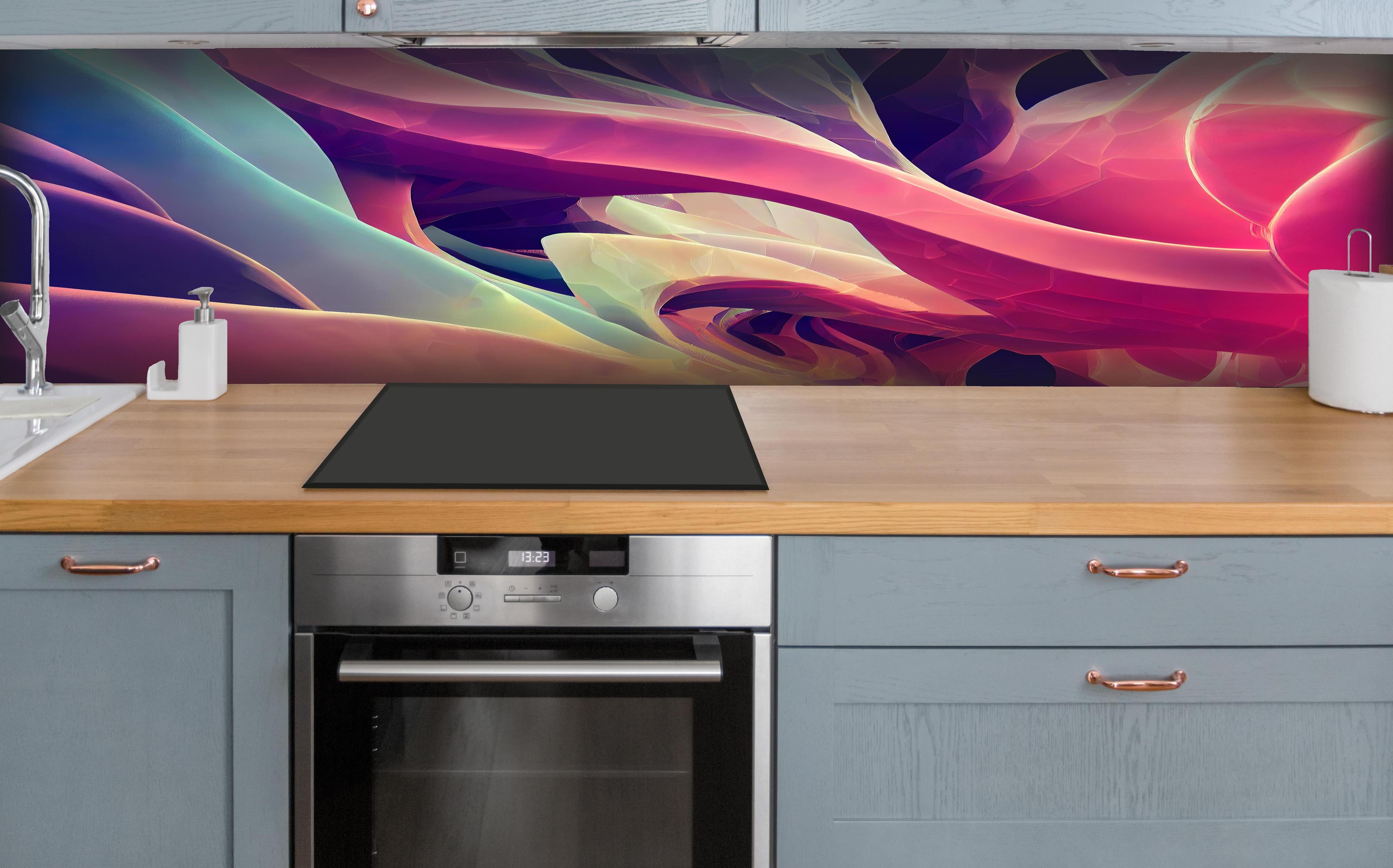 Küche - Abstrakte bunte Wellen hinter weißen Hochglanz-Küchenregalen und schwarzem Wasserhahn