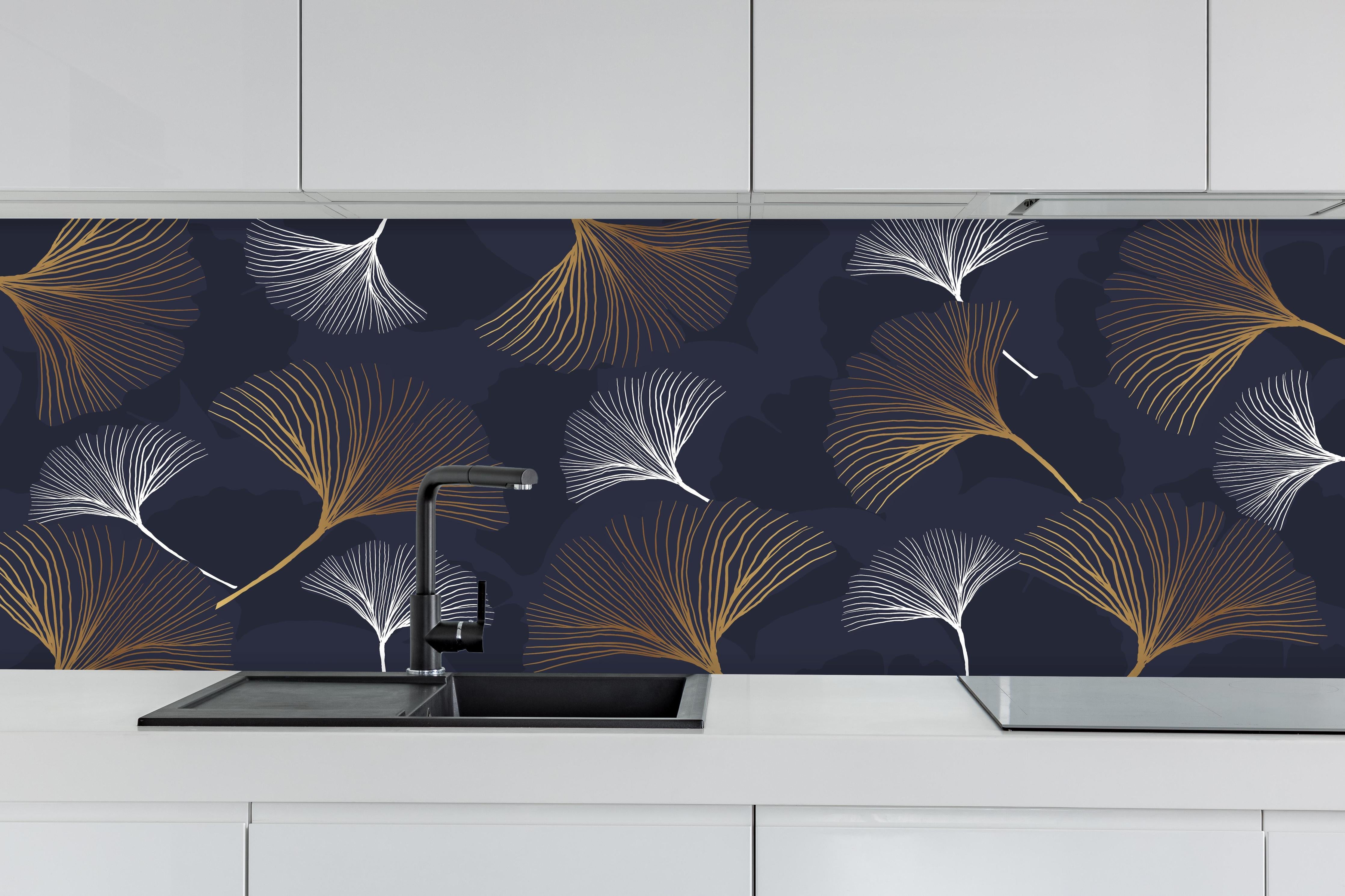 Küche - Abstrakte dunkelblaue Ginkgo-Blatt-Muster hinter weißen Hochglanz-Küchenregalen und schwarzem Wasserhahn