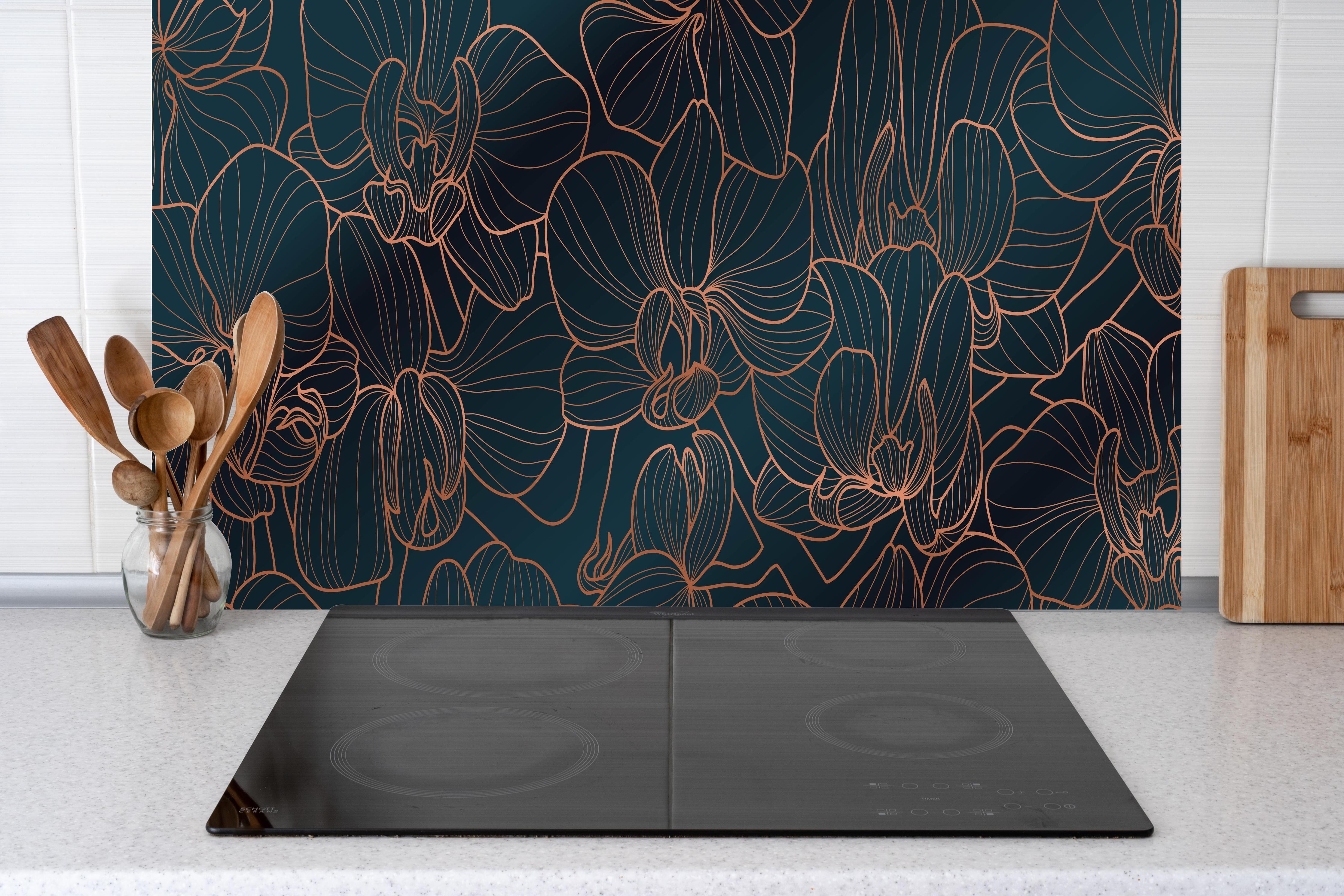Küche - Abstrakte dunkelblaue floralen Linienmuster hinter weißen Hochglanz-Küchenregalen und schwarzem Wasserhahn