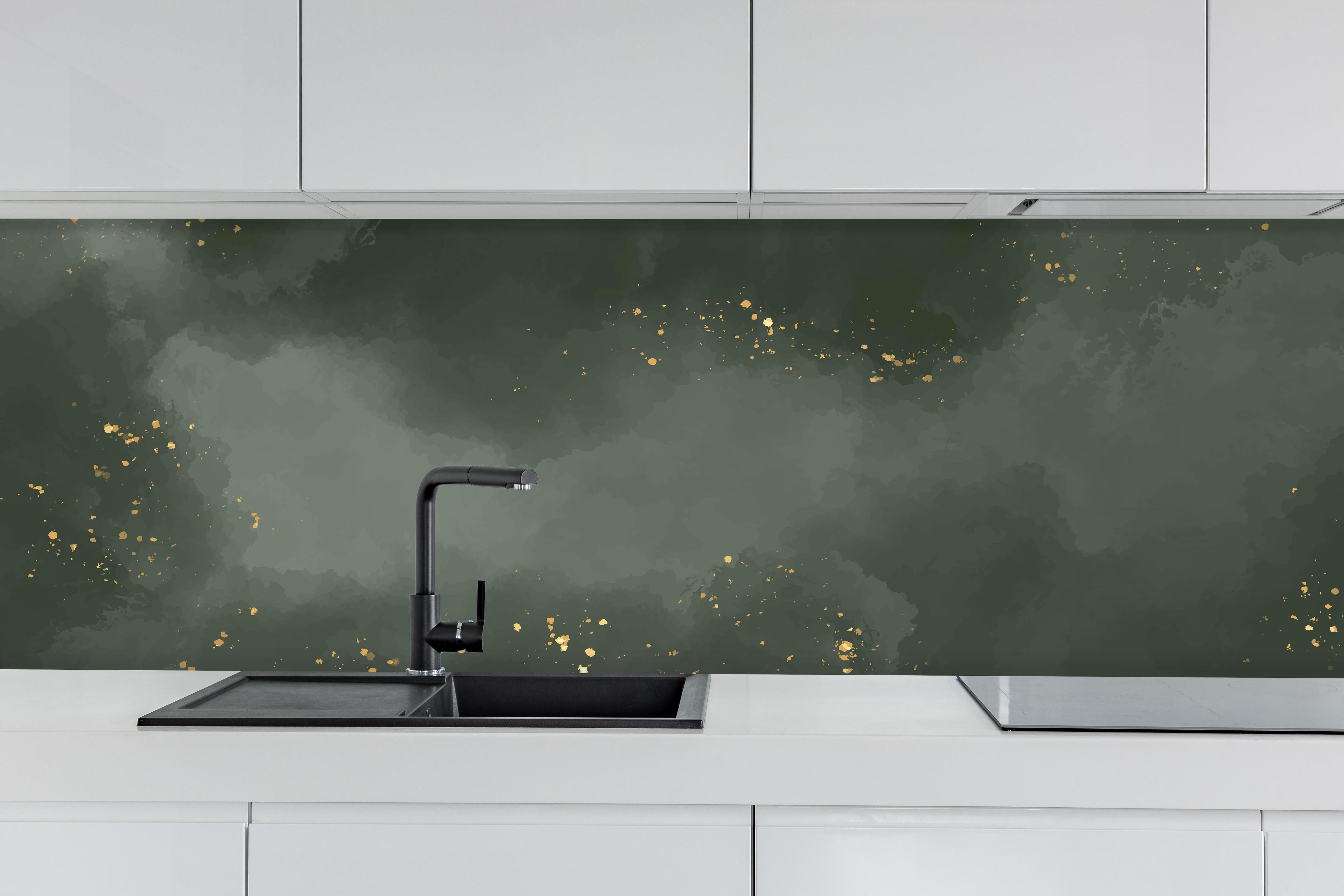 Küche - Abstrakte dunkelgraue Wolkentextur mit Glitzereffekt hinter weißen Hochglanz-Küchenregalen und schwarzem Wasserhahn