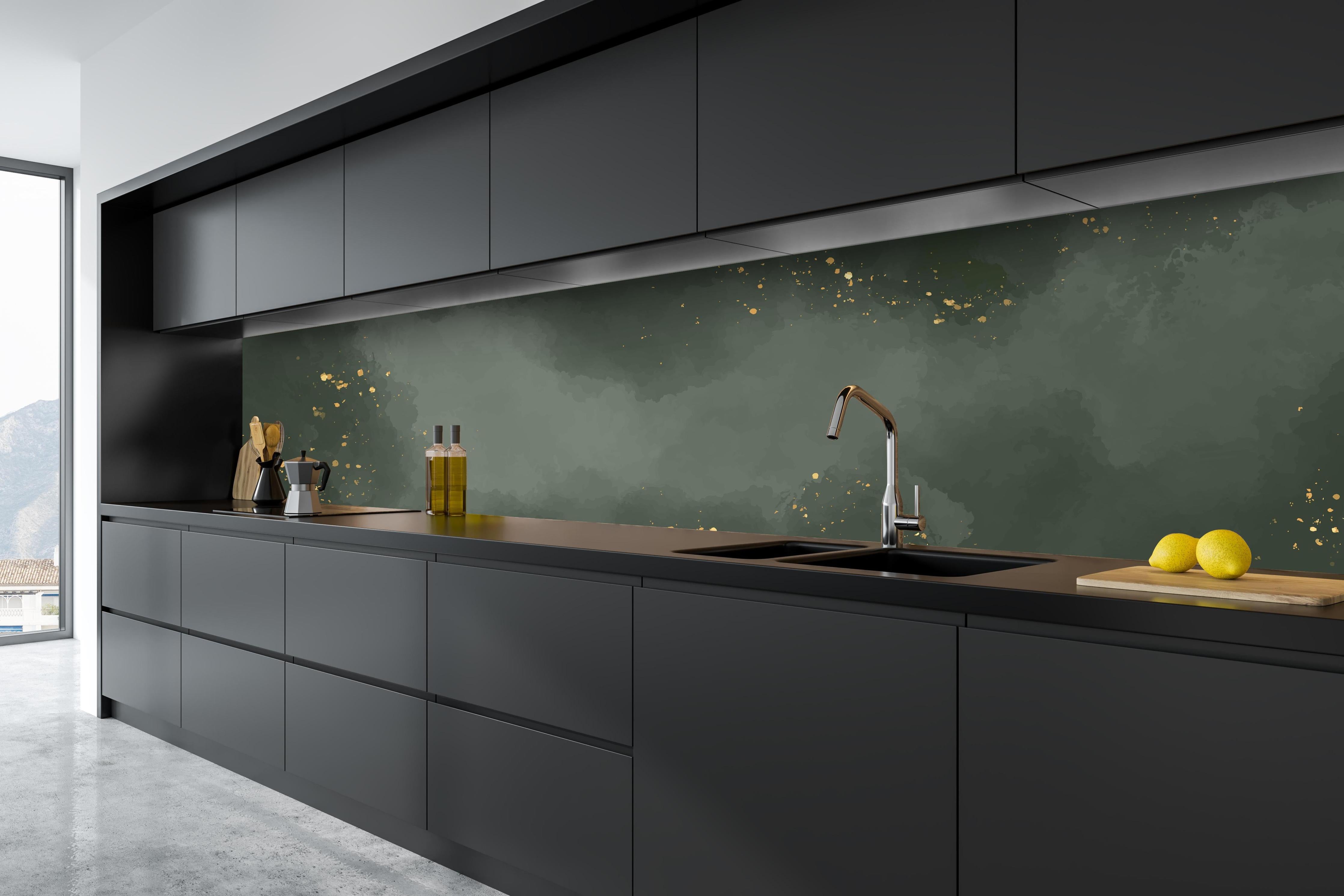 Küche - Abstrakte dunkelgraue Wolkentextur mit Glitzereffekt hinter weißen Hochglanz-Küchenregalen und schwarzem Wasserhahn