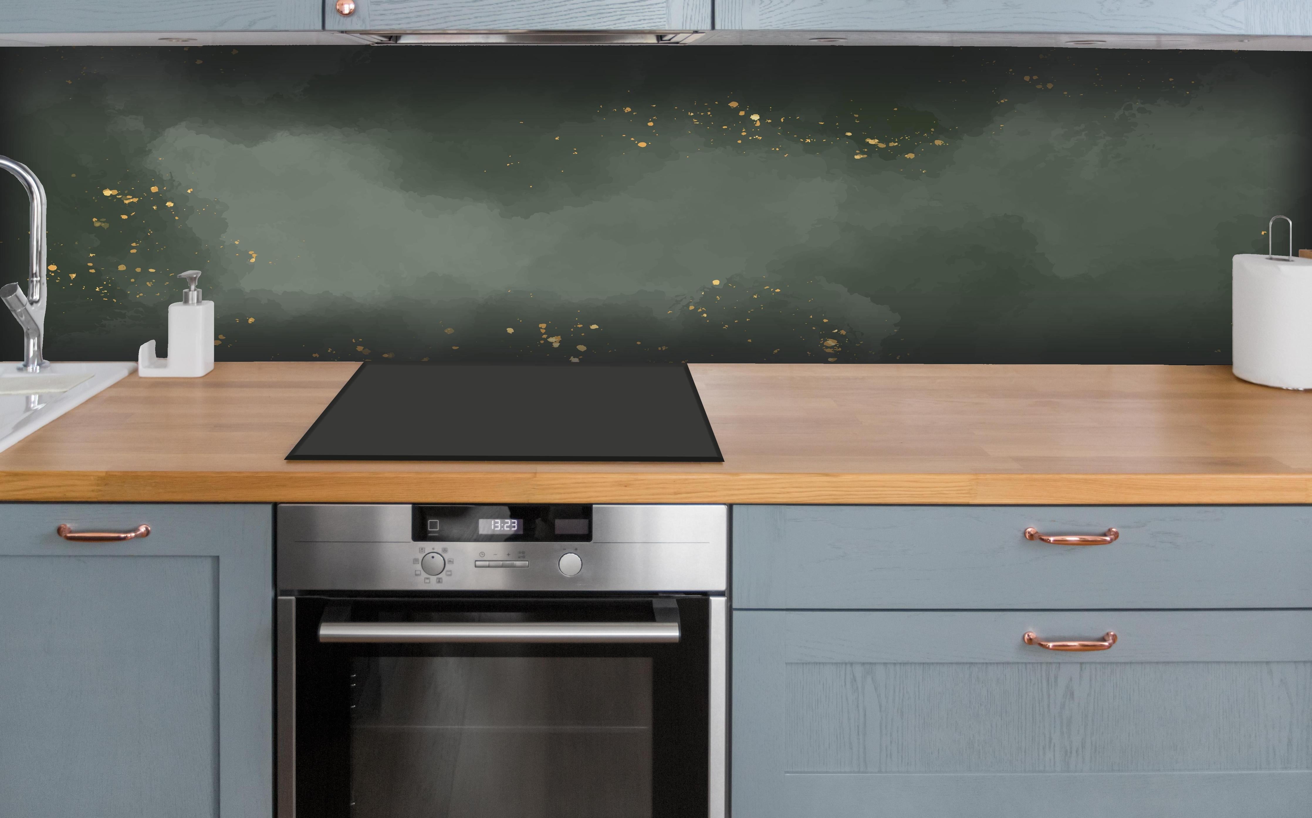 Küche - Abstrakte dunkelgraue Wolkentextur mit Glitzereffekt hinter weißen Hochglanz-Küchenregalen und schwarzem Wasserhahn