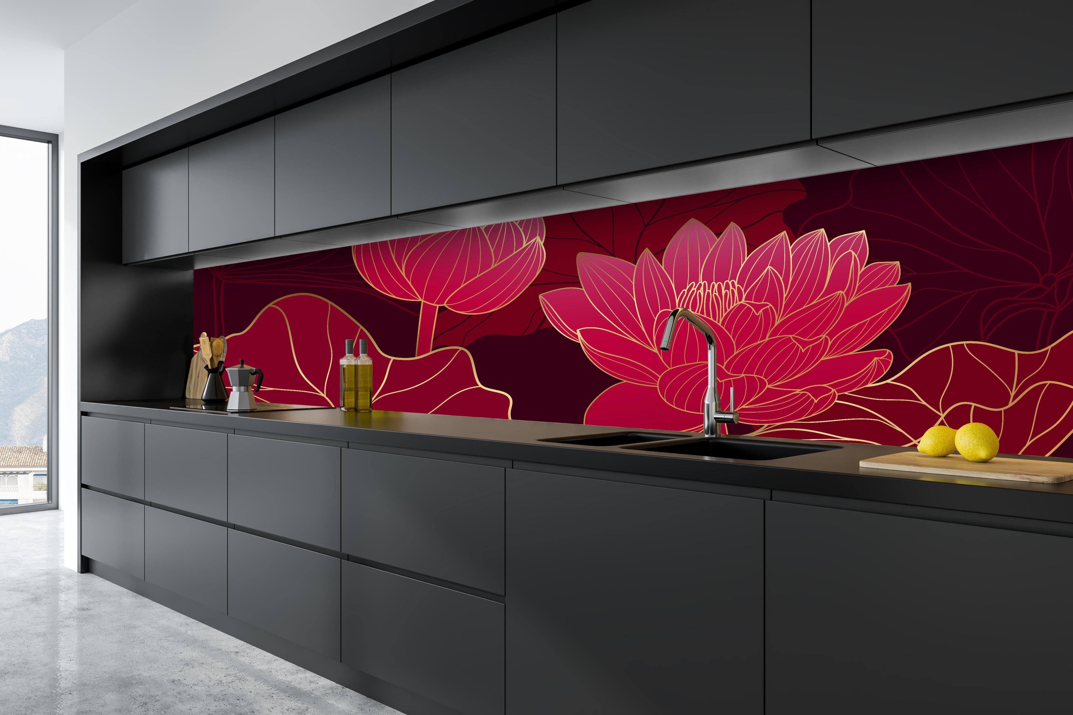 Küche - Abstrakte rote Lotusblüten Illustration hinter weißen Hochglanz-Küchenregalen und schwarzem Wasserhahn