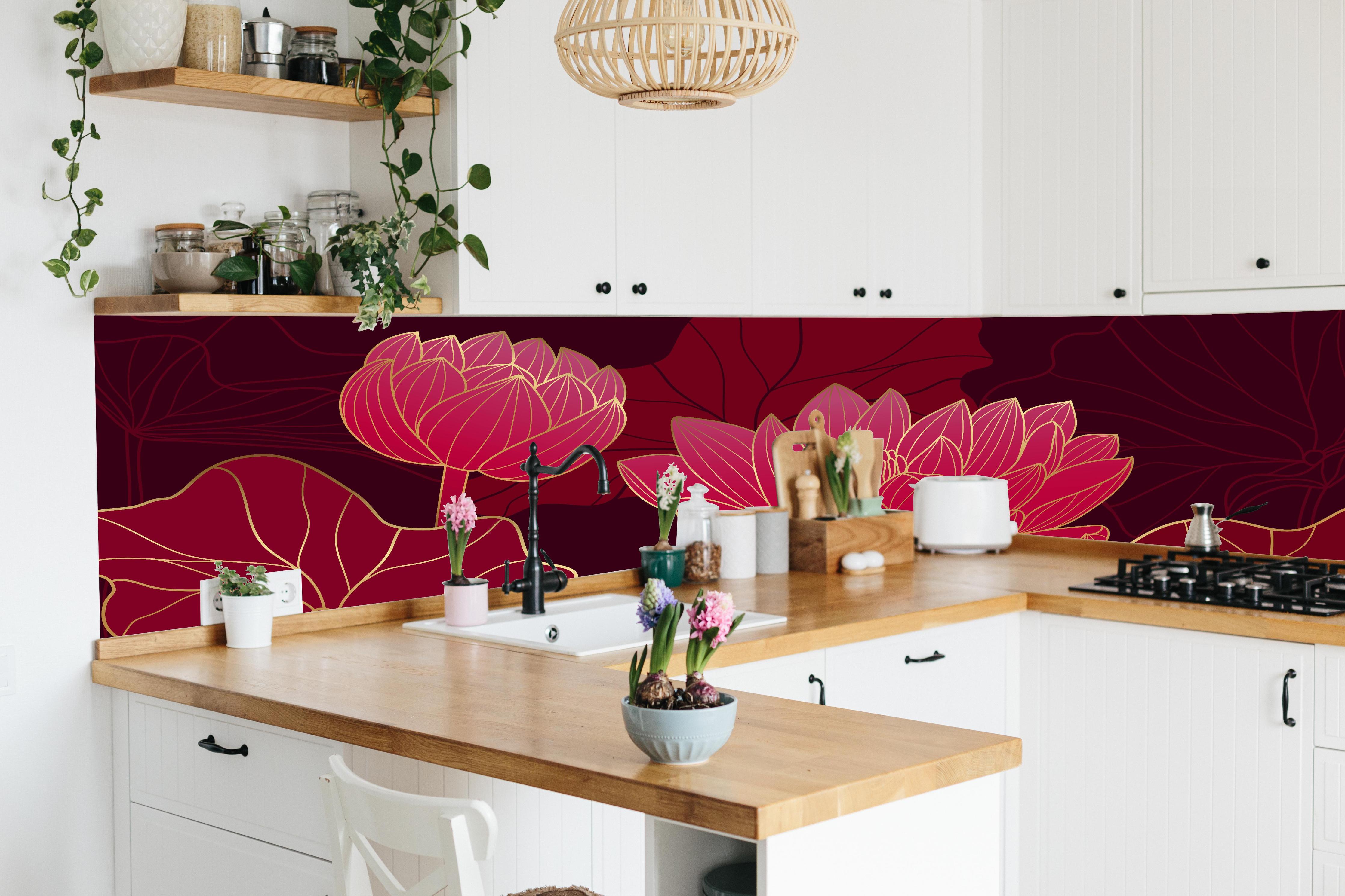 Küche - Abstrakte rote Lotusblüten Illustration hinter weißen Hochglanz-Küchenregalen und schwarzem Wasserhahn