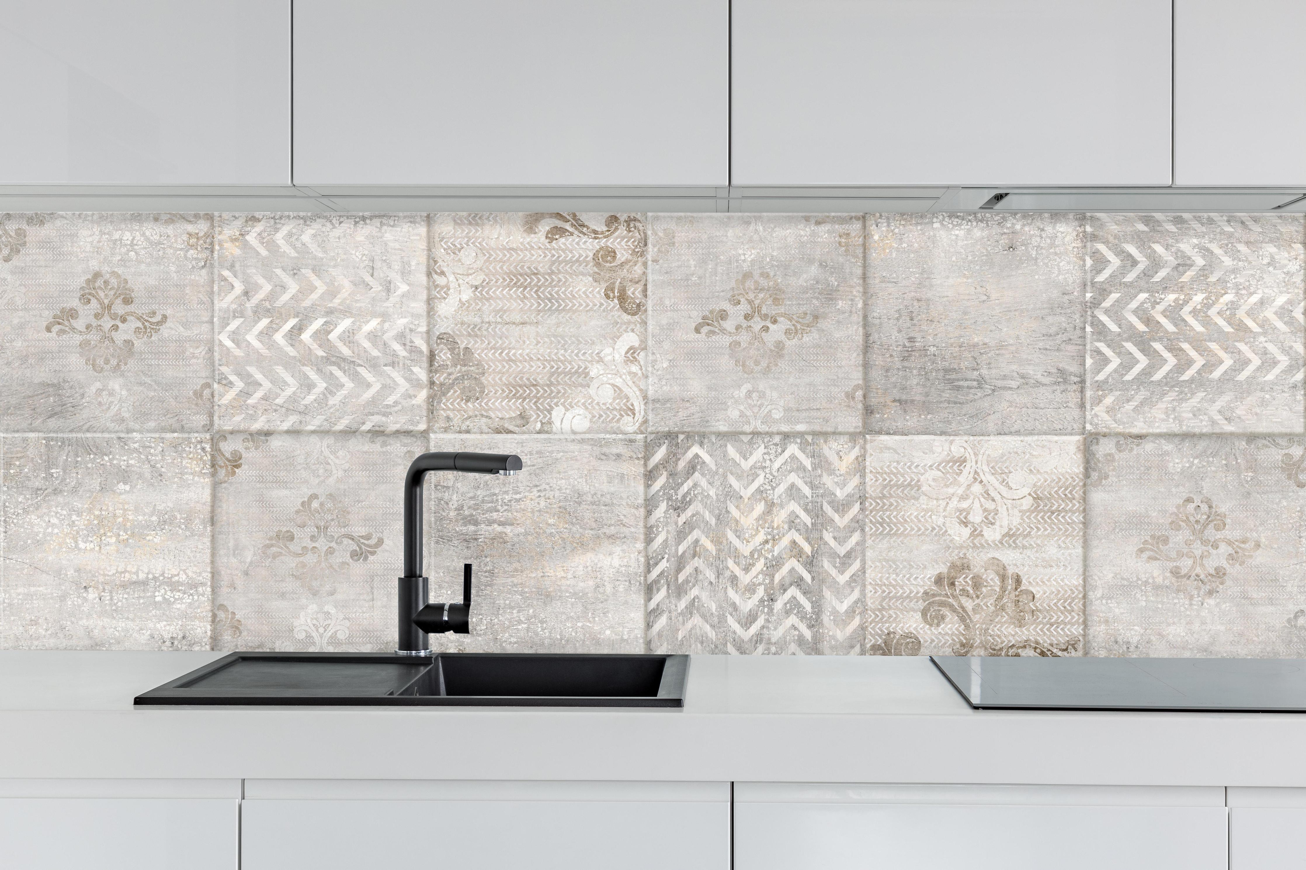 Küche - Abstrakter Mosaik Hintergrund hinter weißen Hochglanz-Küchenregalen und schwarzem Wasserhahn