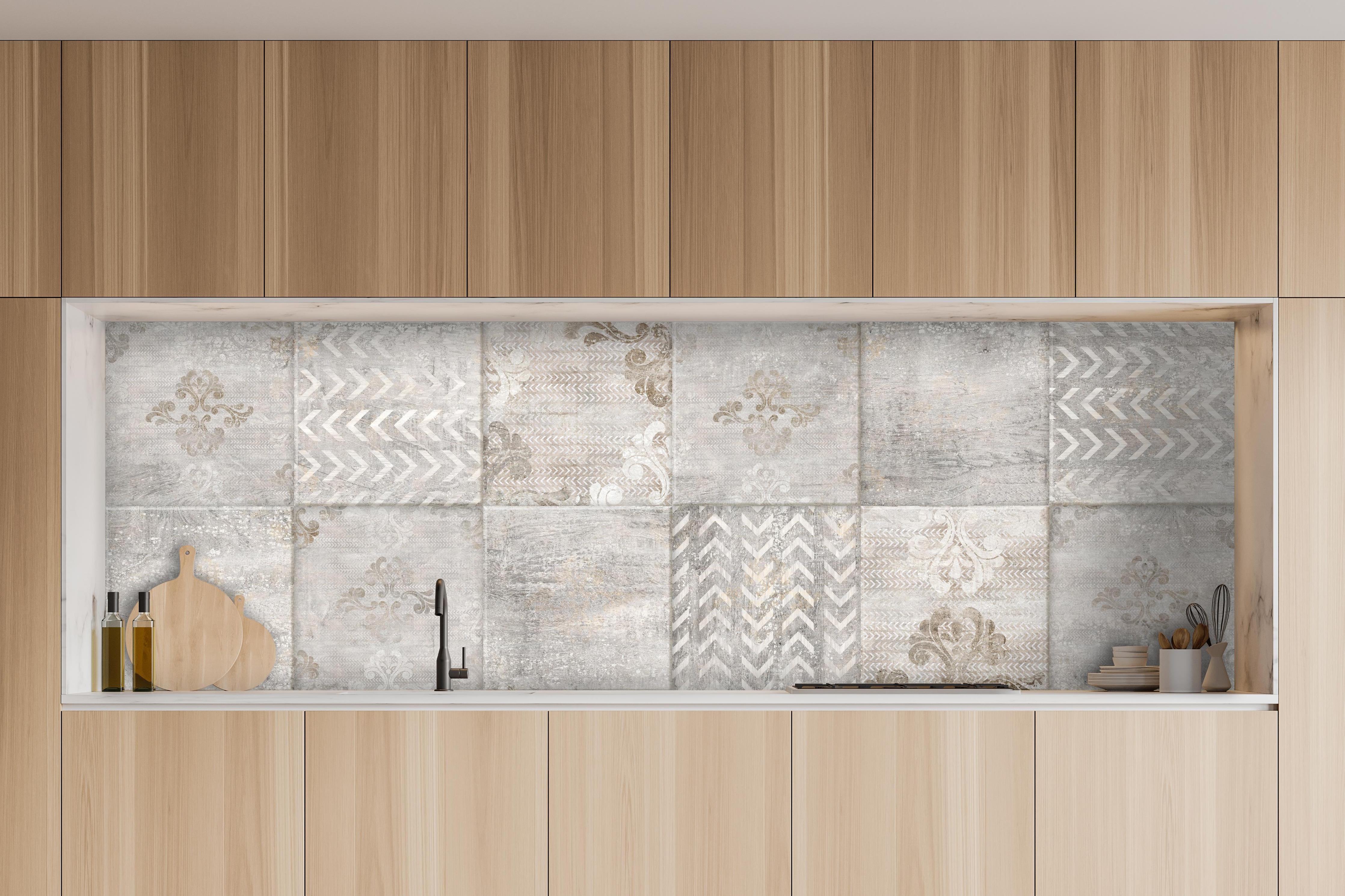 Küche - Abstrakter Mosaik Hintergrund hinter weißen Hochglanz-Küchenregalen und schwarzem Wasserhahn