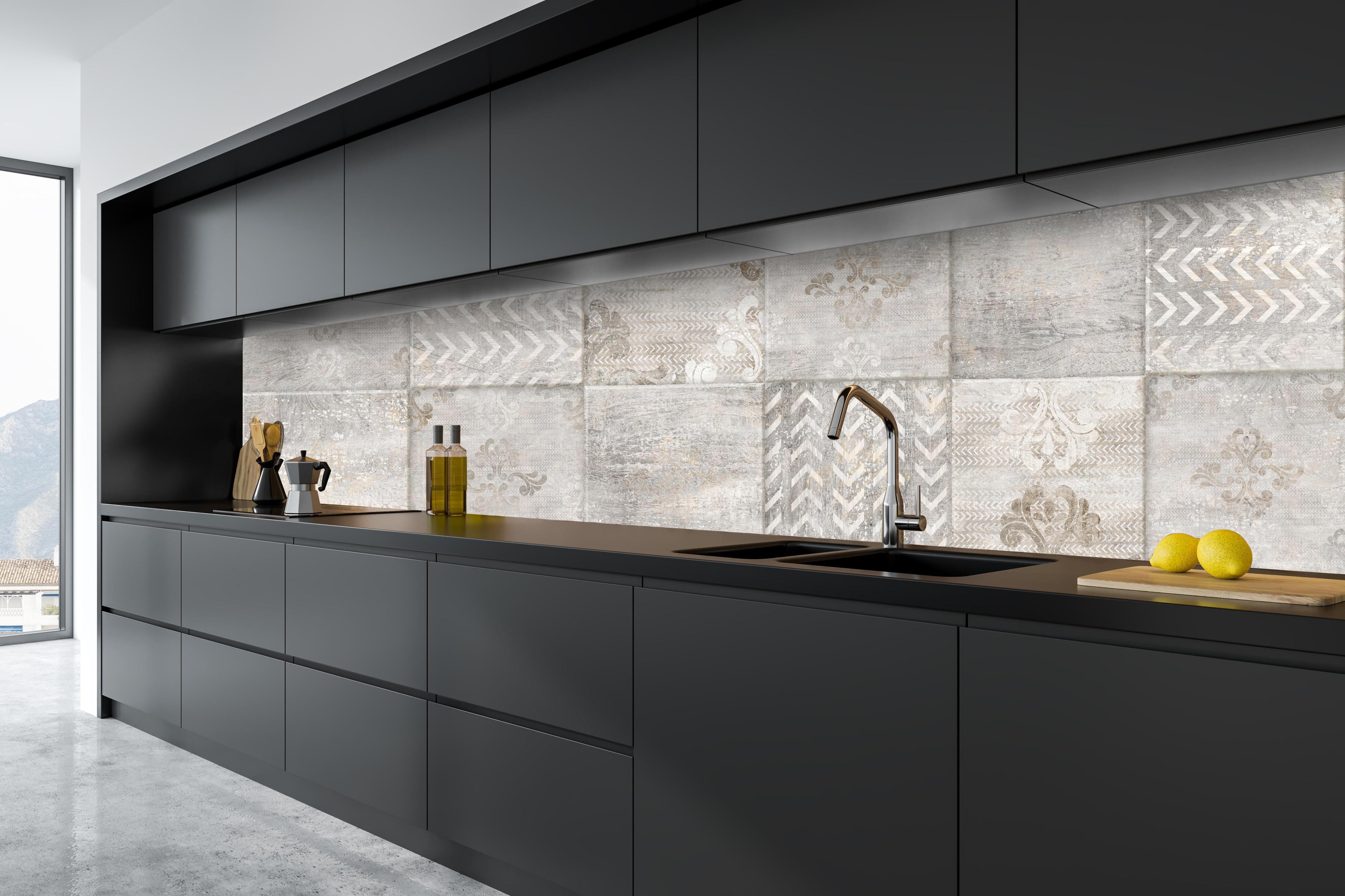 Küche - Abstrakter Mosaik Hintergrund hinter weißen Hochglanz-Küchenregalen und schwarzem Wasserhahn