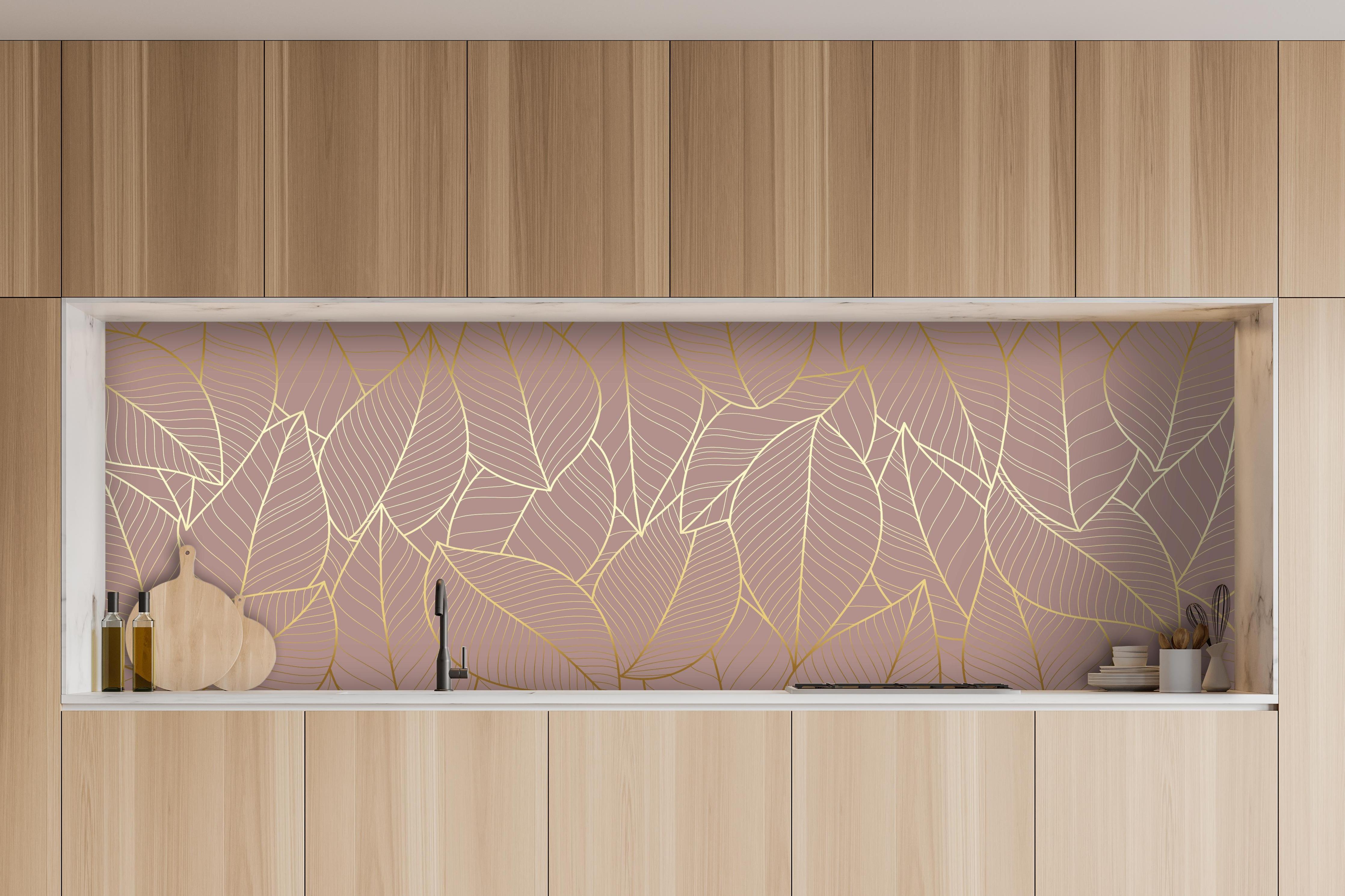 Küche - Abstraktes Blattgold-Muster hinter weißen Hochglanz-Küchenregalen und schwarzem Wasserhahn