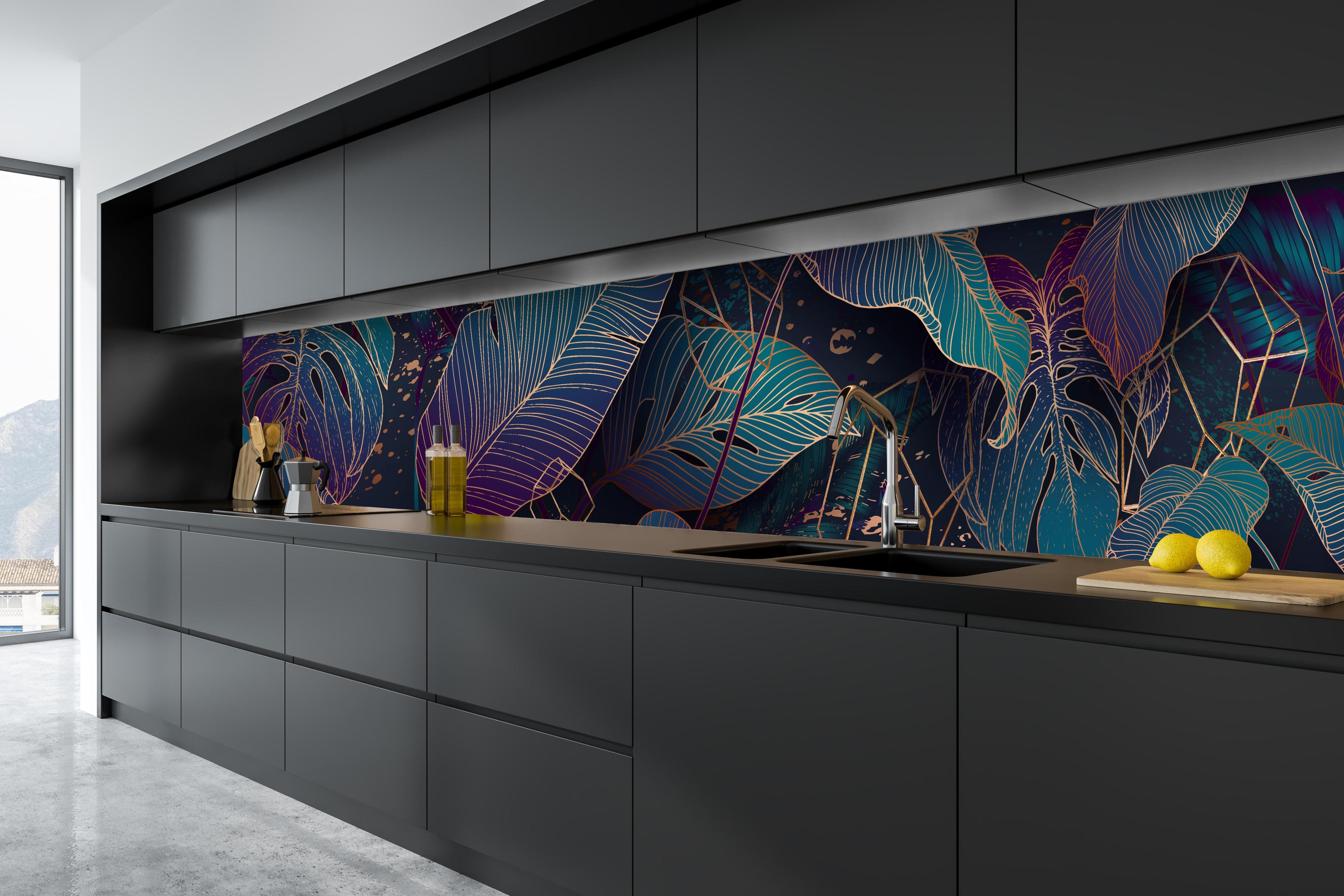 Küche - Abstraktes Blattwerk in leuchtenden Farben hinter weißen Hochglanz-Küchenregalen und schwarzem Wasserhahn