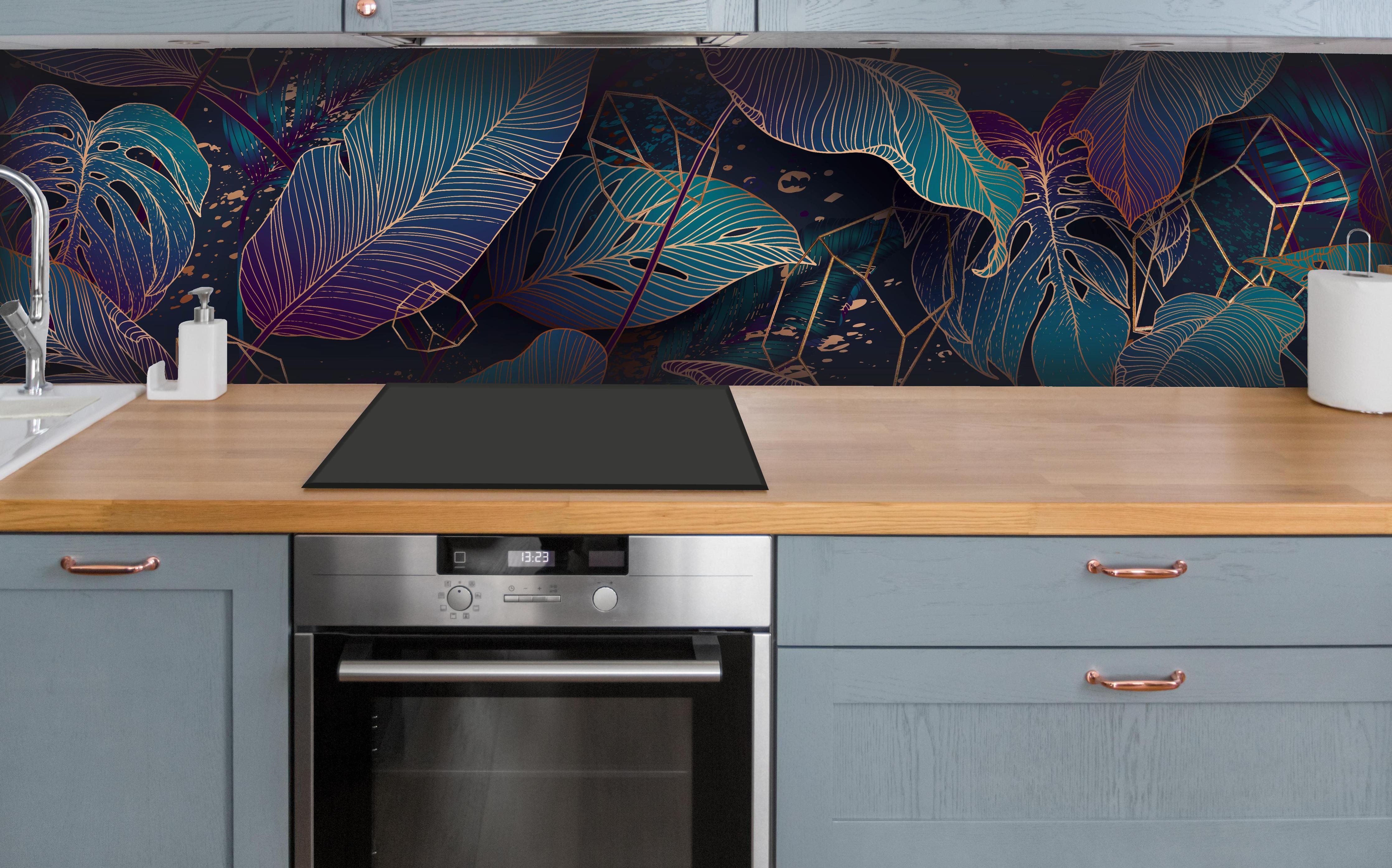 Küche - Abstraktes Blattwerk in leuchtenden Farben hinter weißen Hochglanz-Küchenregalen und schwarzem Wasserhahn