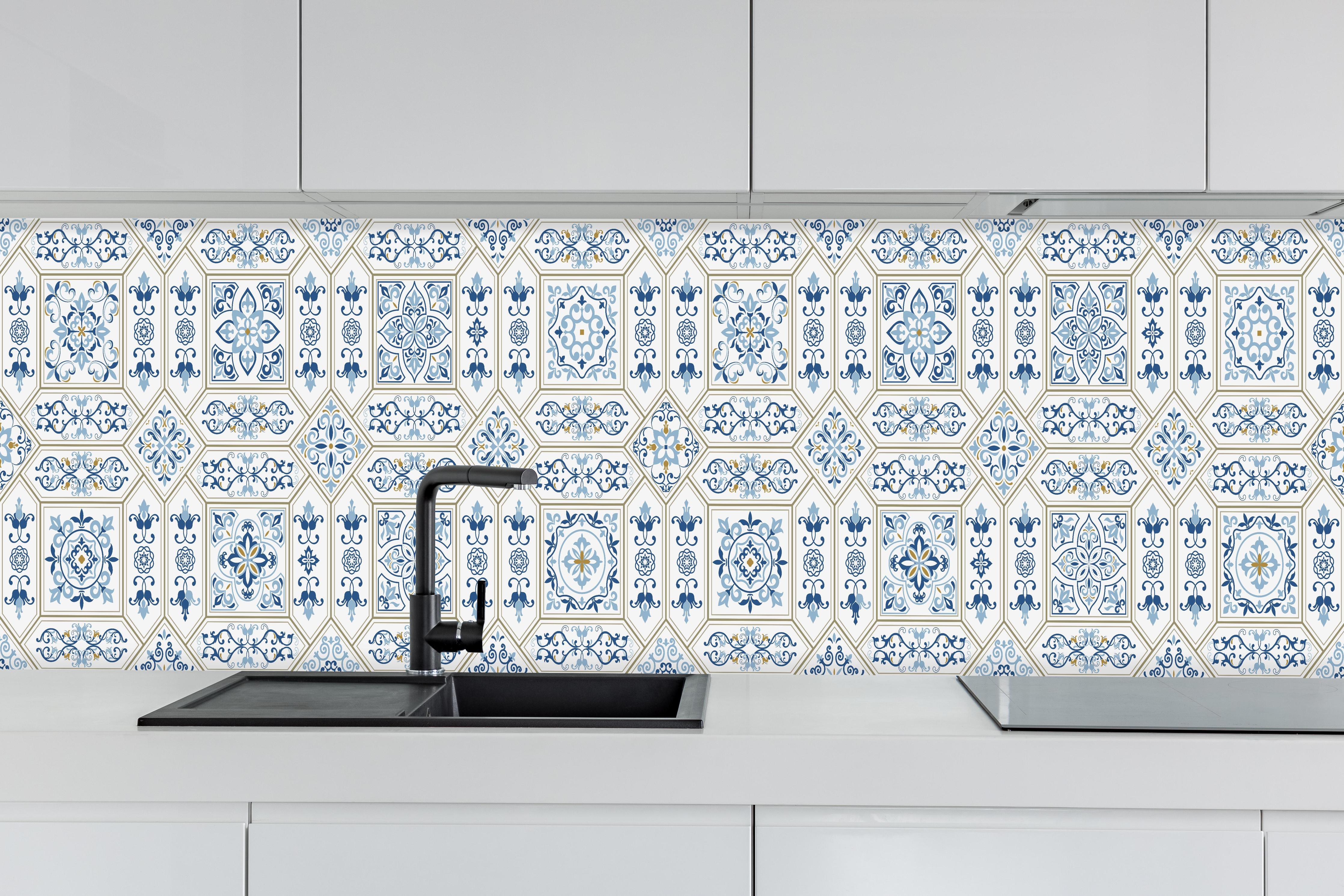 Küche - Abstraktes Blau-Weiß-Grafikmuster Design hinter weißen Hochglanz-Küchenregalen und schwarzem Wasserhahn