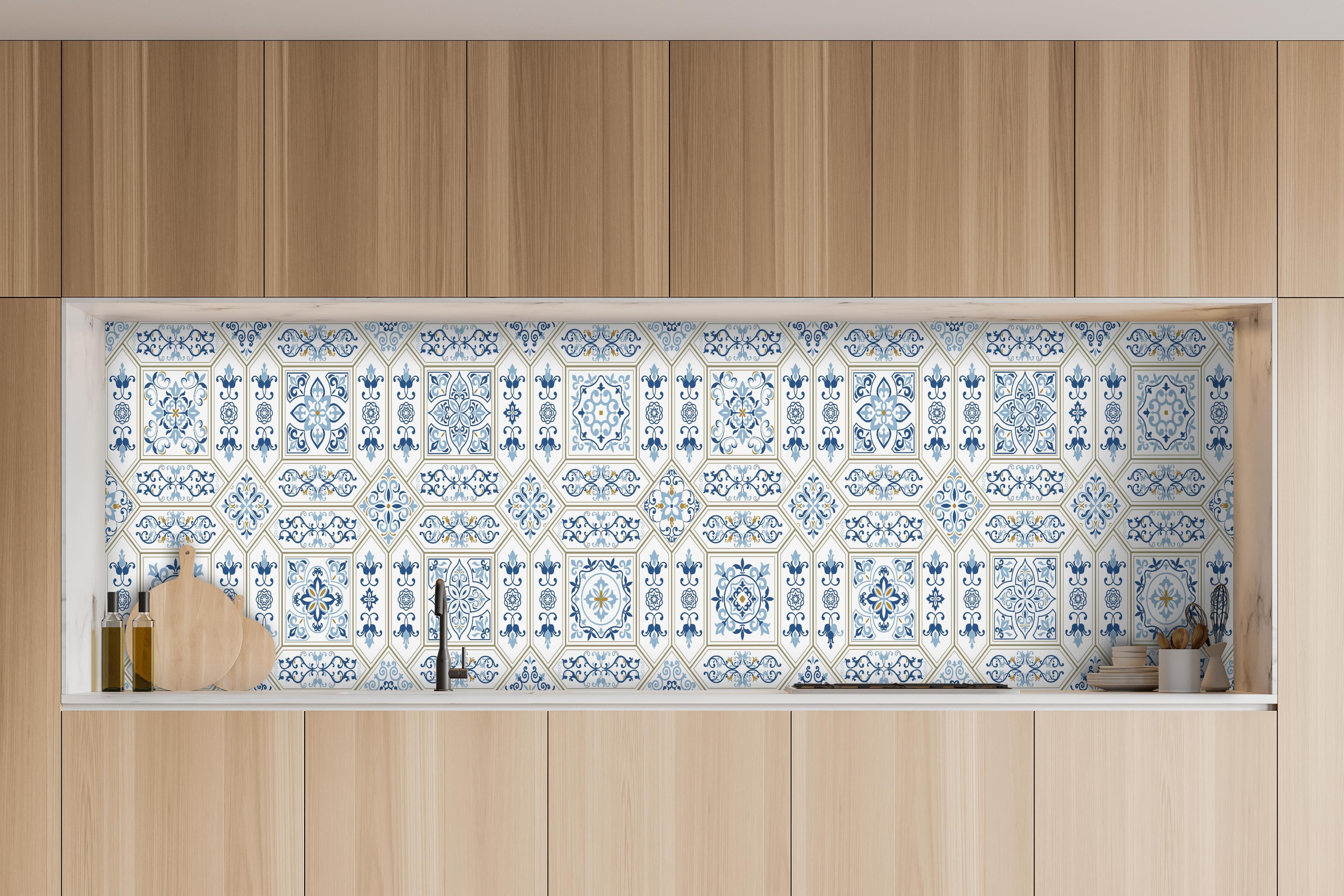 Küche - Abstraktes Blau-Weiß-Grafikmuster Design hinter weißen Hochglanz-Küchenregalen und schwarzem Wasserhahn