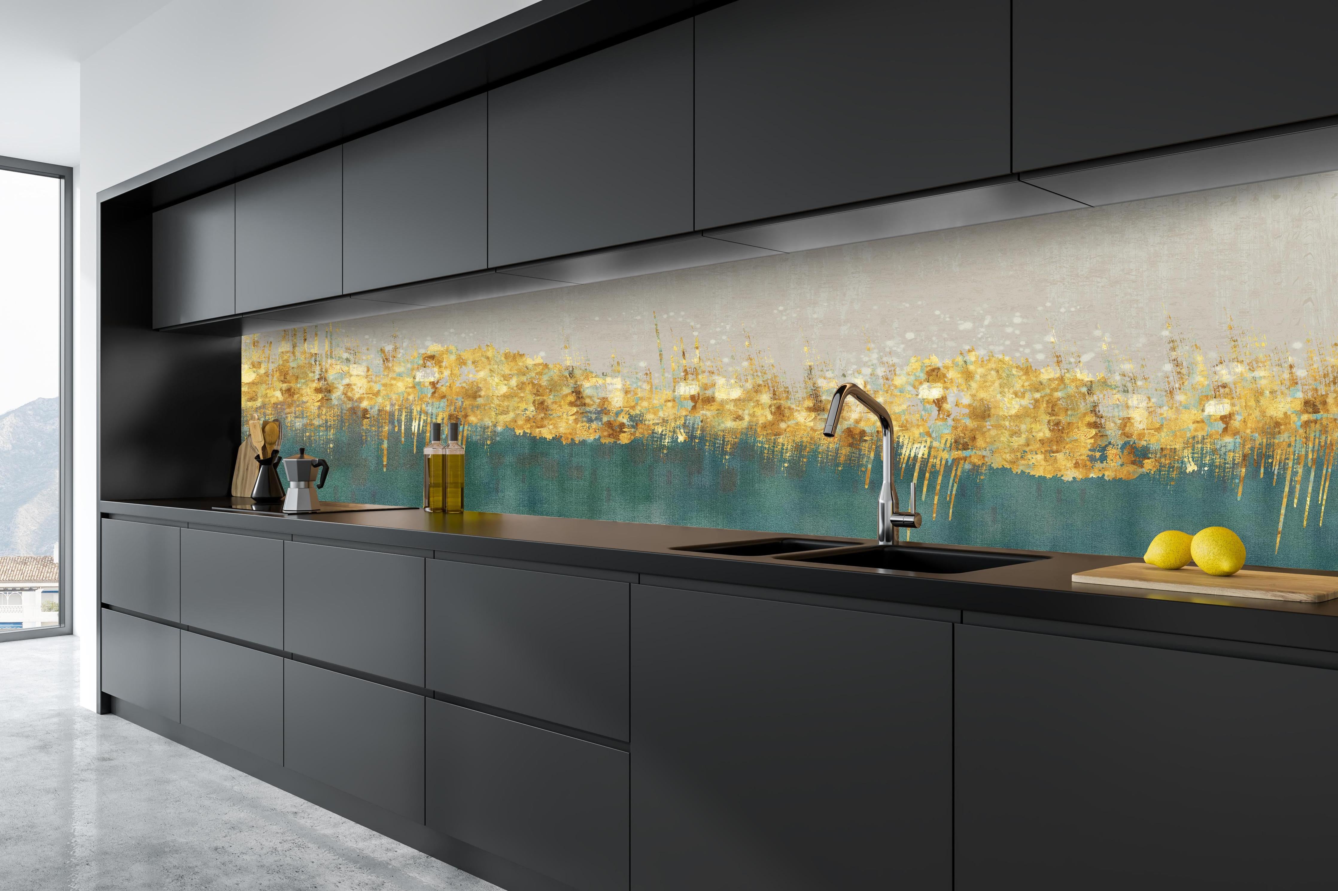 Küche - Abstraktes Design - Kunsttapete hinter weißen Hochglanz-Küchenregalen und schwarzem Wasserhahn
