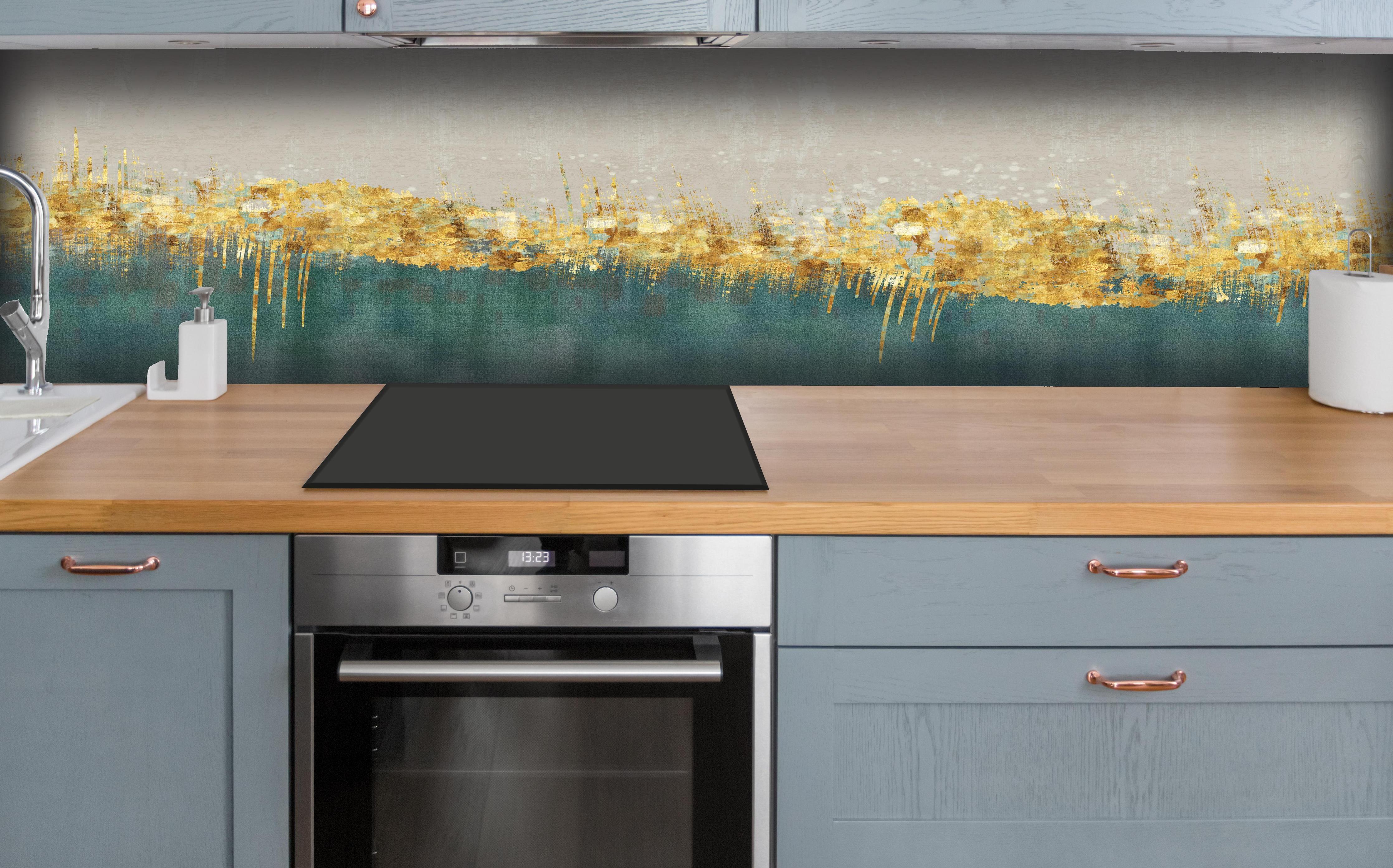 Küche - Abstraktes Design - Kunsttapete hinter weißen Hochglanz-Küchenregalen und schwarzem Wasserhahn