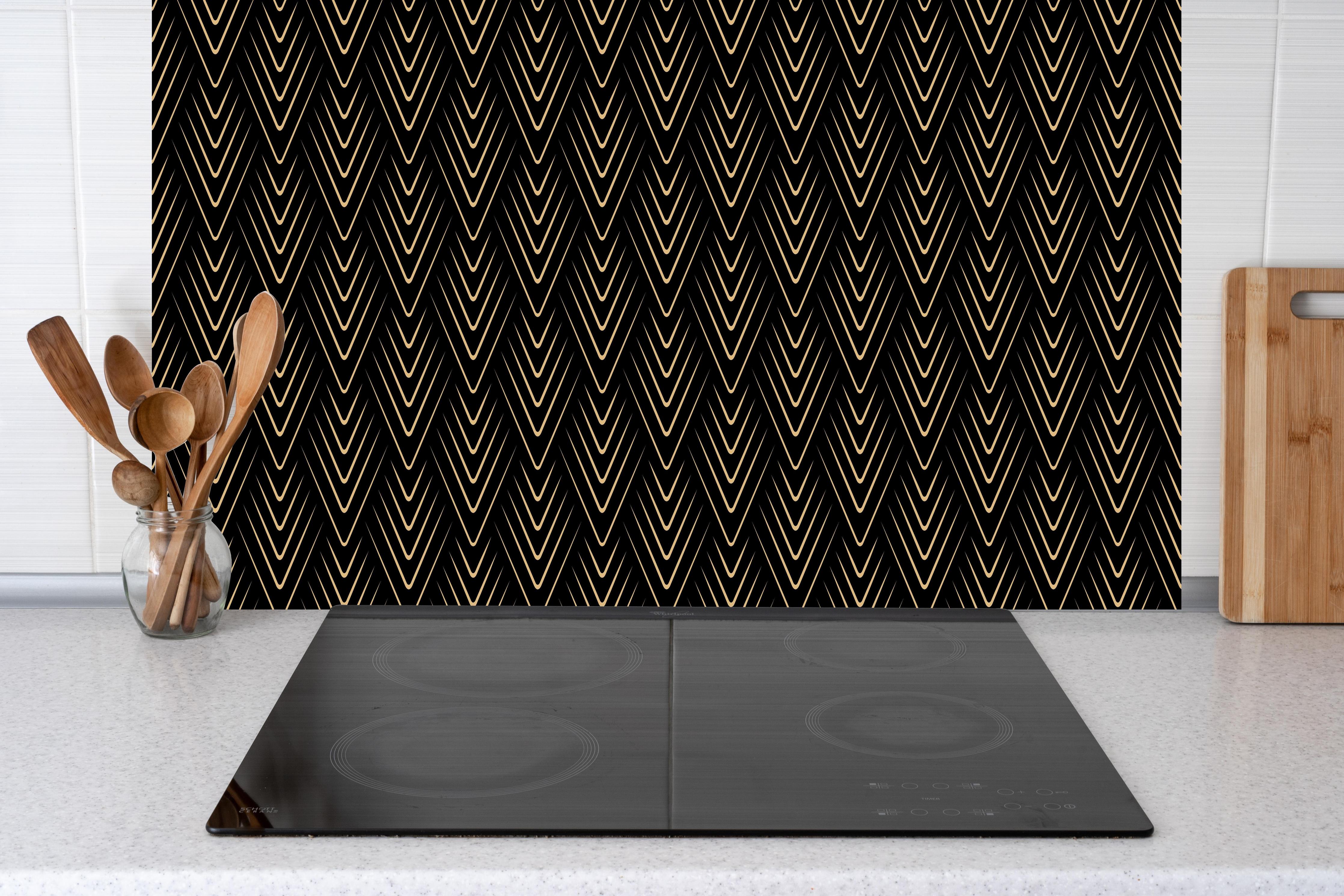 Küche - Abstraktes Designmuster in Schwarz hinter weißen Hochglanz-Küchenregalen und schwarzem Wasserhahn