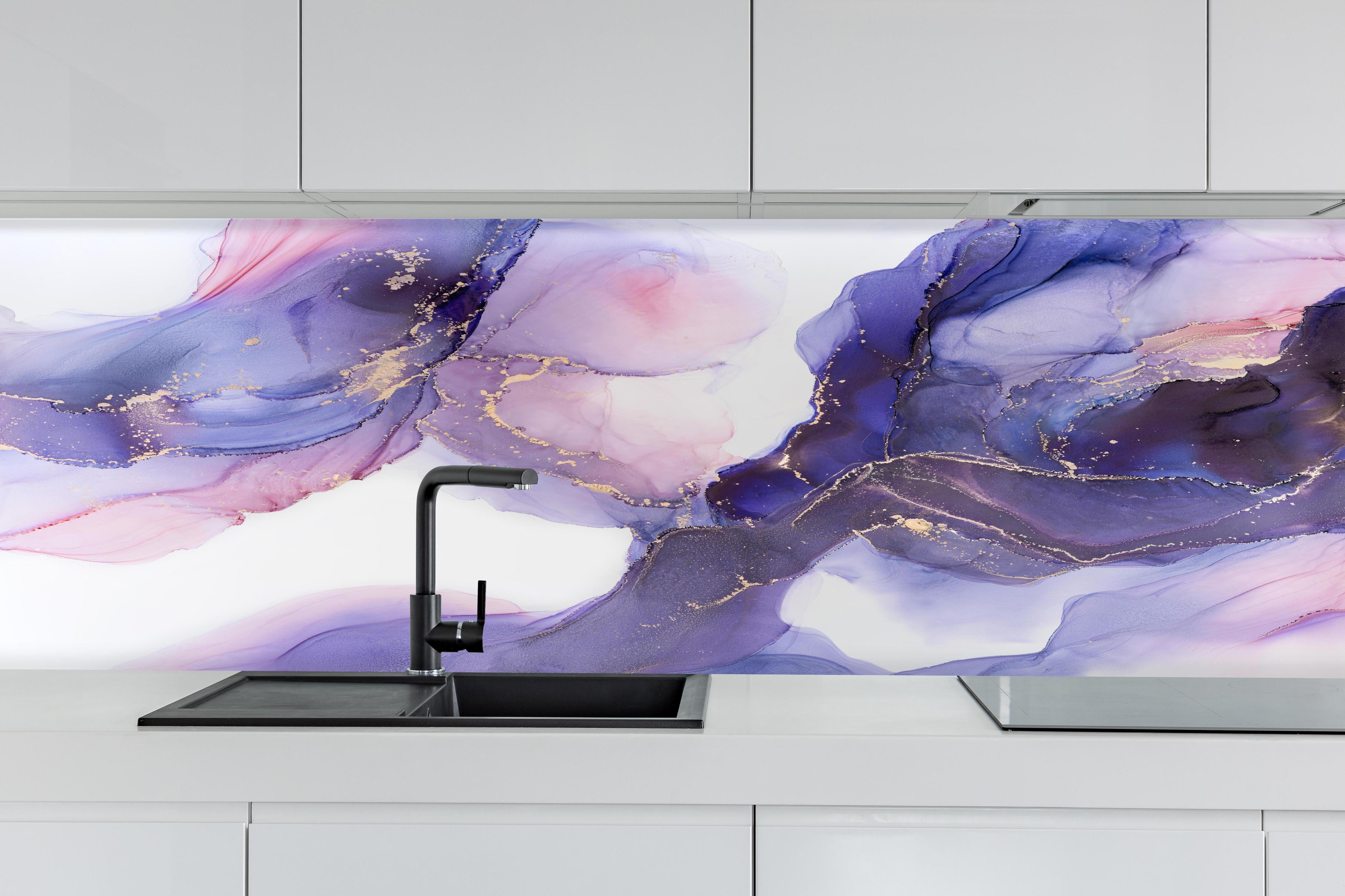 Küche - Abstraktes Kunstwerk - Öl Malerei hinter weißen Hochglanz-Küchenregalen und schwarzem Wasserhahn