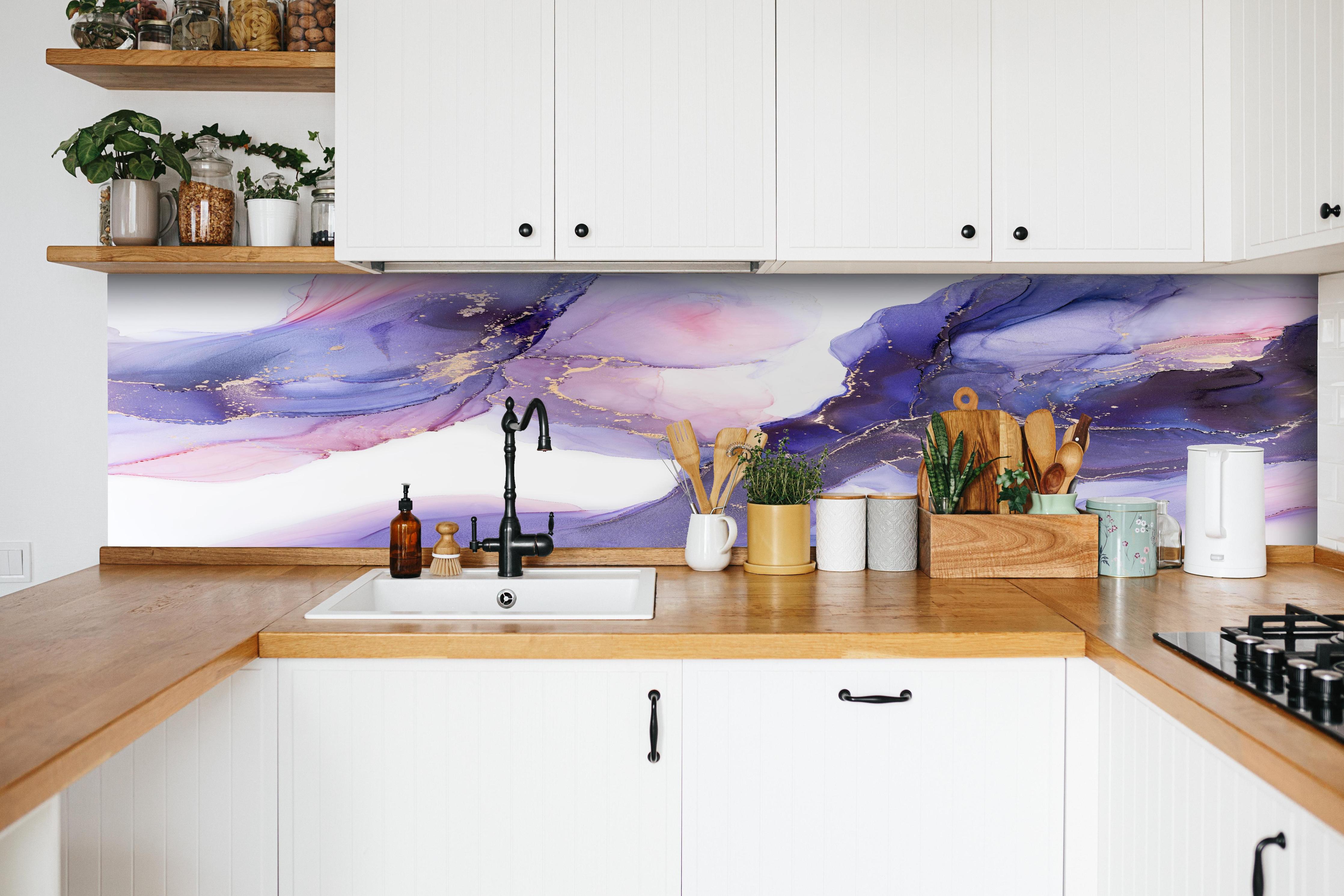 Küche - Abstraktes Kunstwerk - Öl Malerei hinter weißen Hochglanz-Küchenregalen und schwarzem Wasserhahn