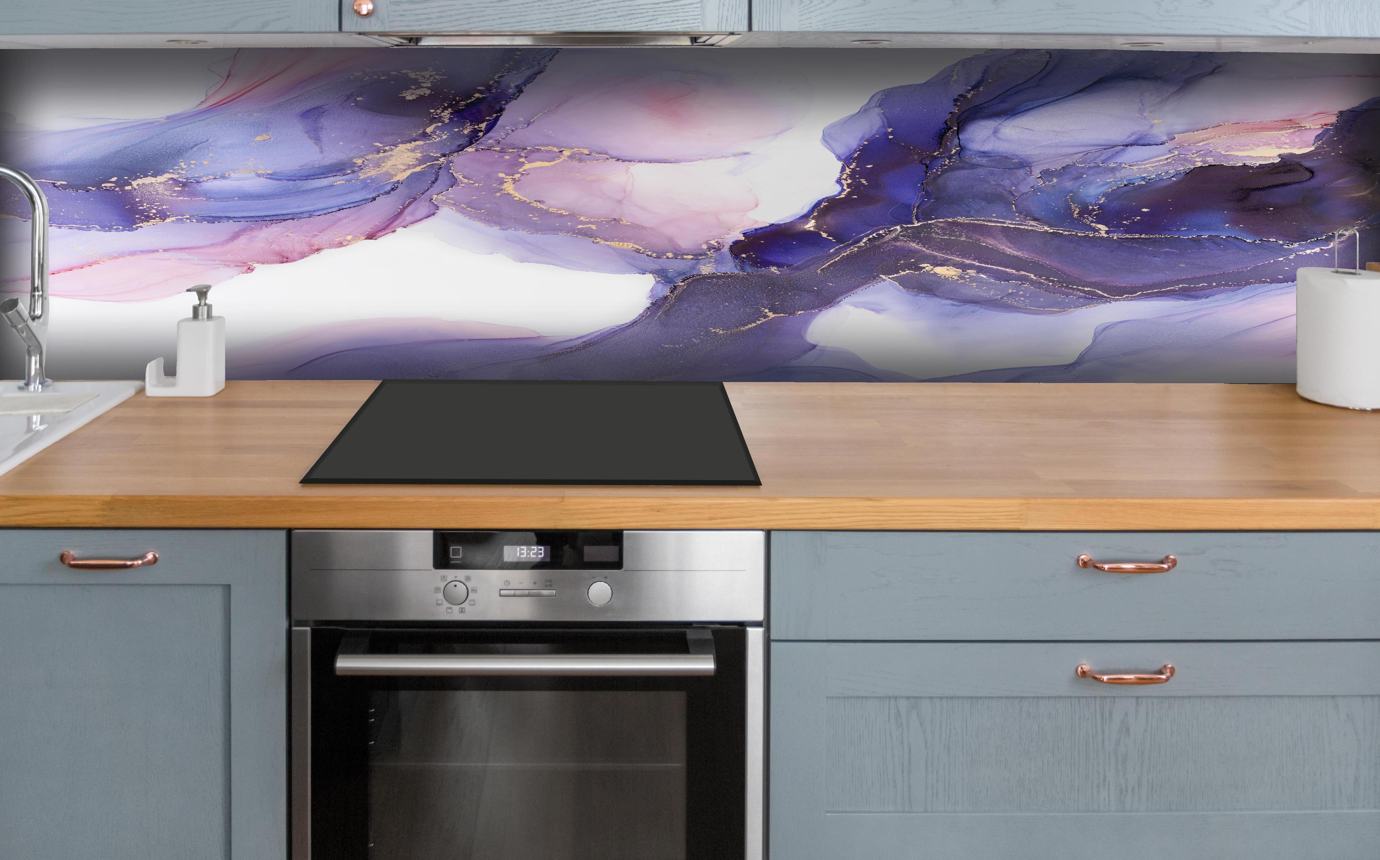 Küche - Abstraktes Kunstwerk - Öl Malerei hinter weißen Hochglanz-Küchenregalen und schwarzem Wasserhahn