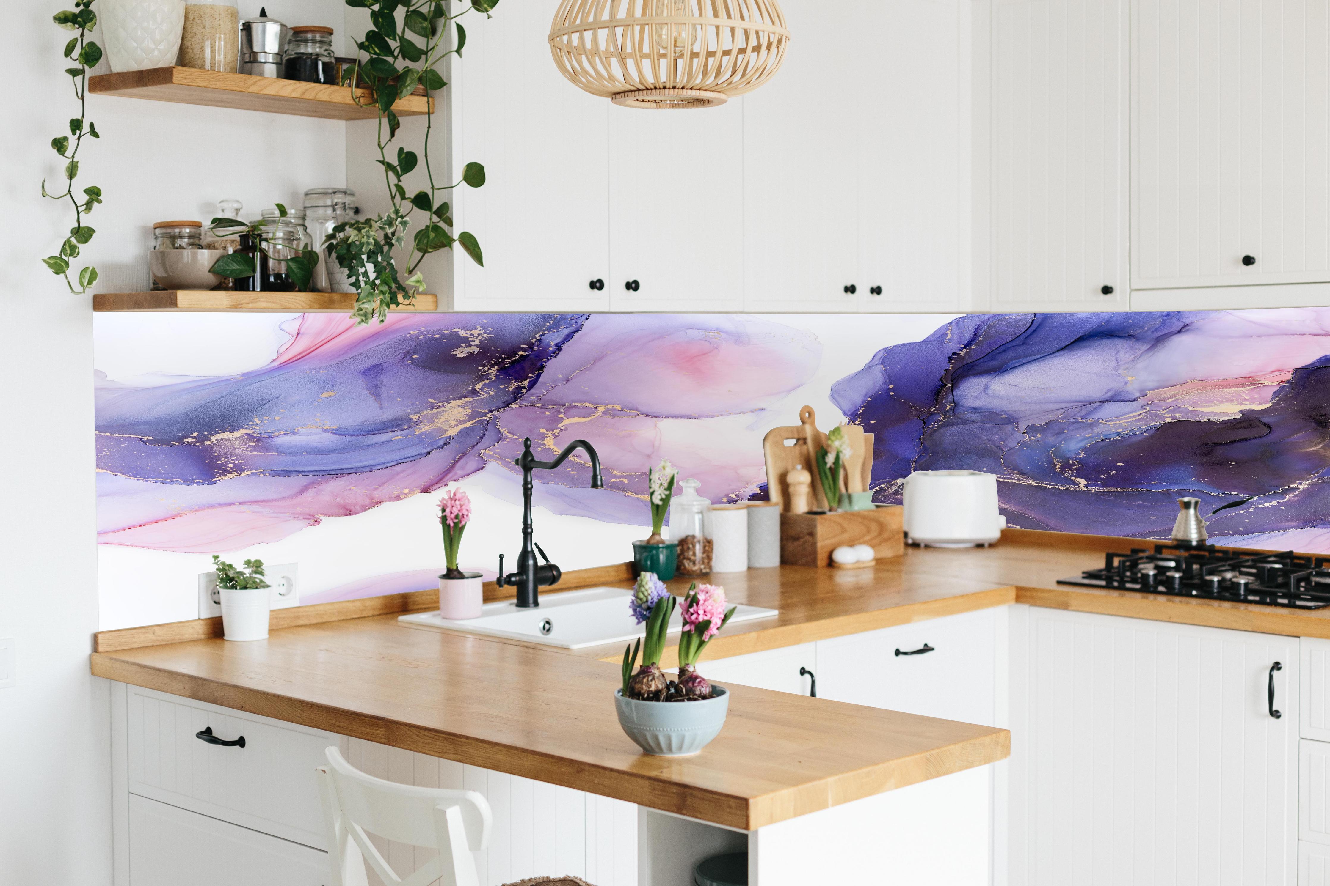 Küche - Abstraktes Kunstwerk - Öl Malerei hinter weißen Hochglanz-Küchenregalen und schwarzem Wasserhahn